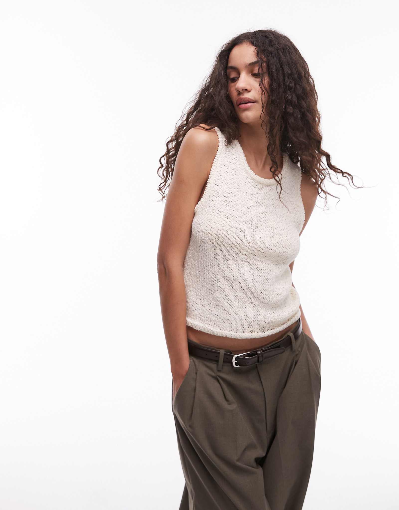 Вязаная майка Mango крючком цвета экрю 8190₽