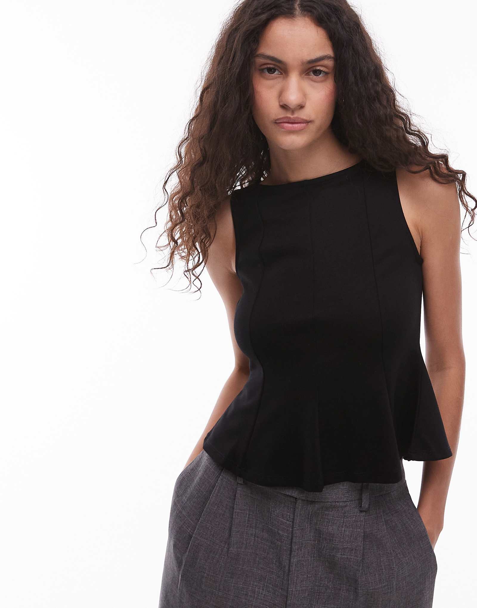 Черный топ с баской на подоле из трикотажа со структурой манго 7590₽