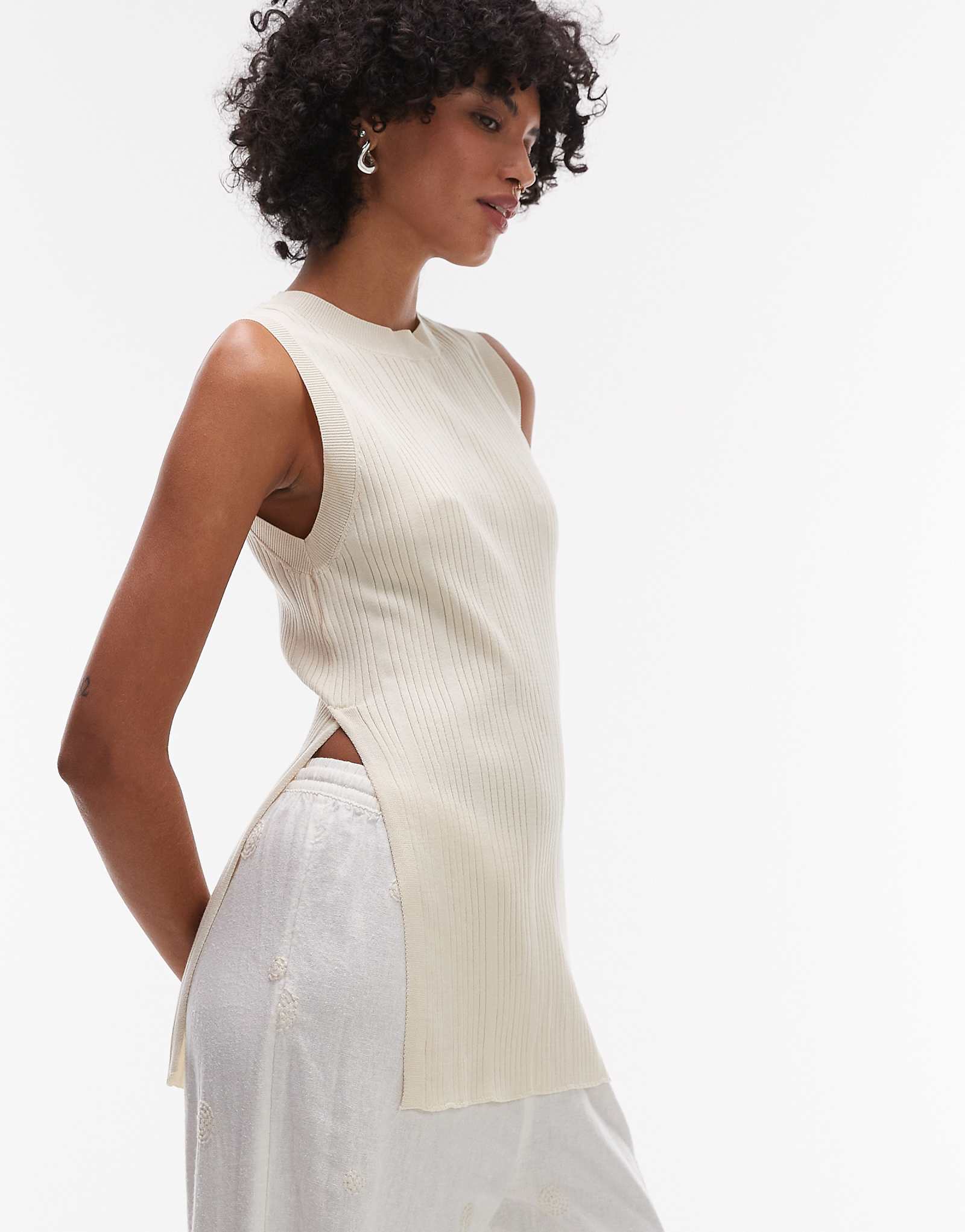 Удлиненный трикотажный топ без рукавов с разрезом по бокам от Mango цвета экрю 6190₽