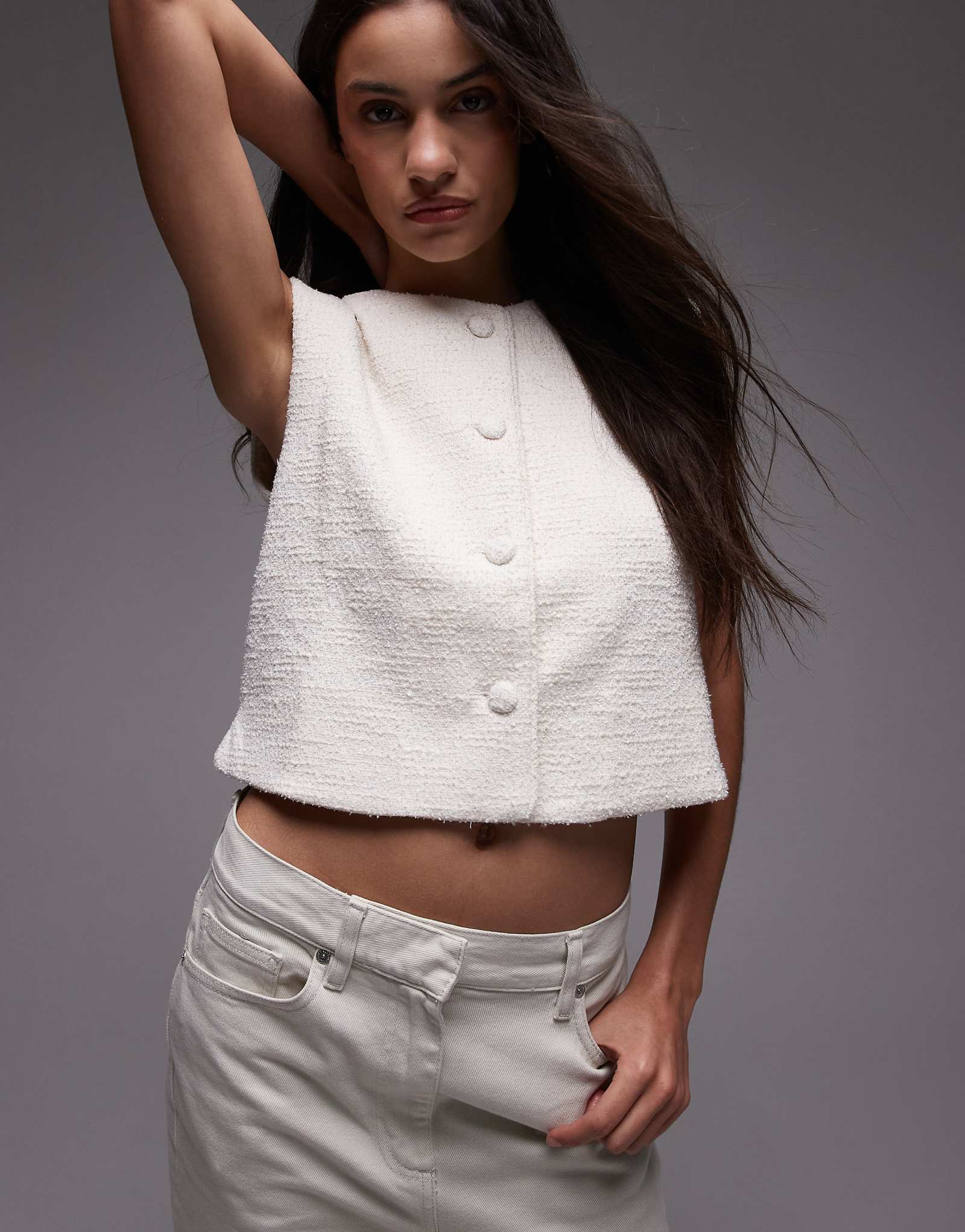 Сшитый на заказ жилет с круглым вырезом Mango белого цвета 9790₽