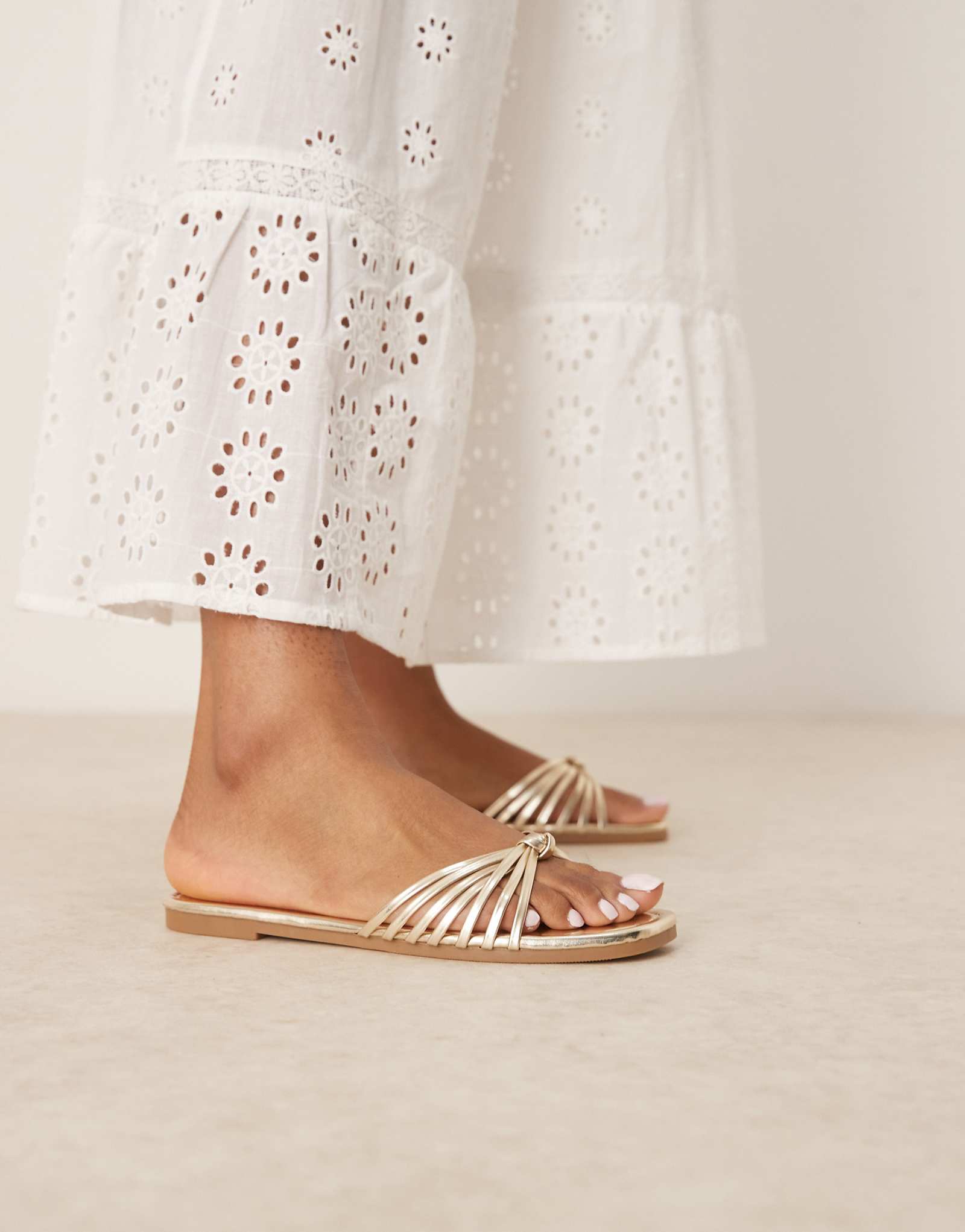 Сандалии на плоской подошве RAID Bella с ремешками и узлом золотого цвета