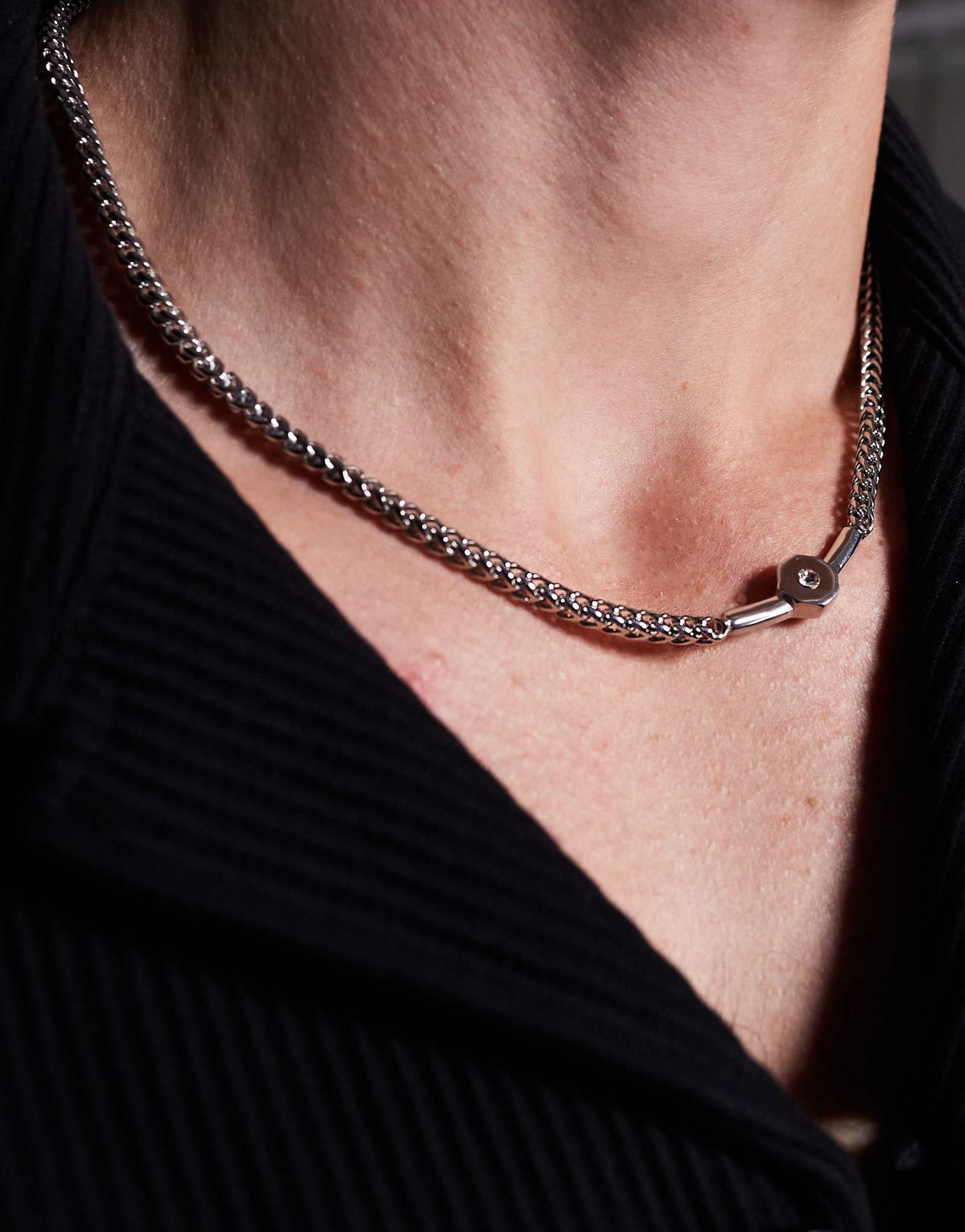 Водонепроницаемое колье-цепочка ASOS DESIGN из нержавеющей стали серебристого цвета 3890₽