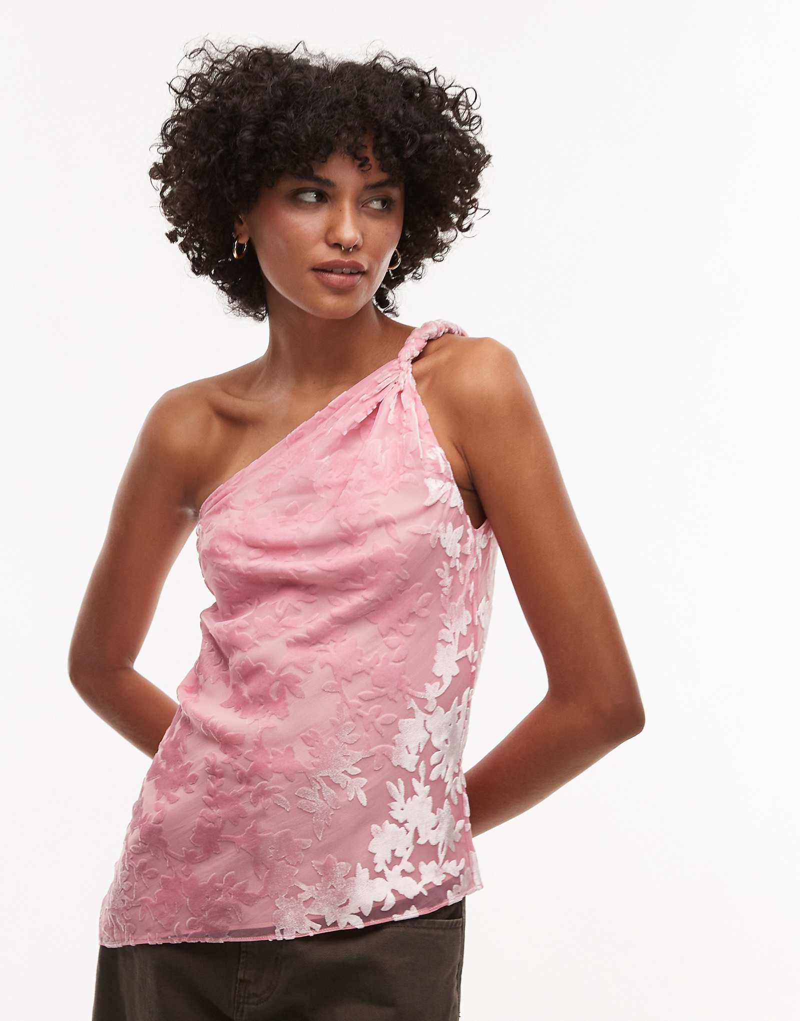 Топ без рукавов с перекручиванием на одно плечо от Topshop из розового бархата burnout 8890₽