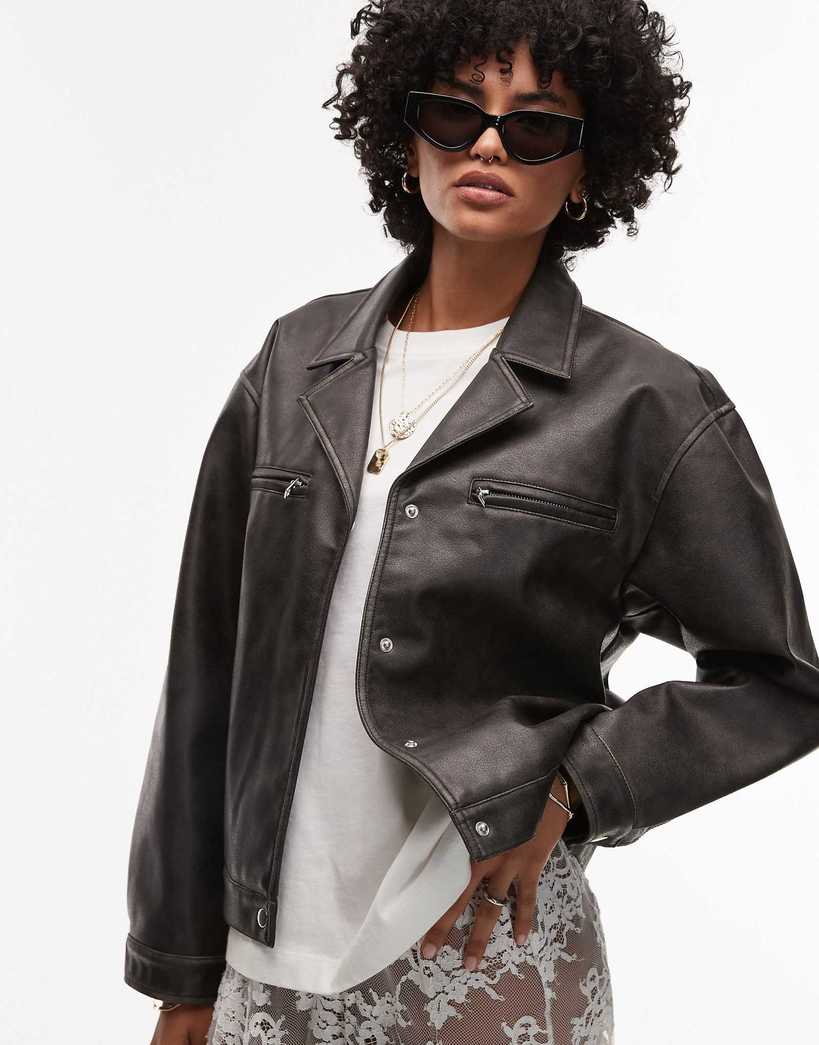 Укороченный пиджак на пуговицах из искусственной кожи Topshop черного цвета выстиранный 14790₽