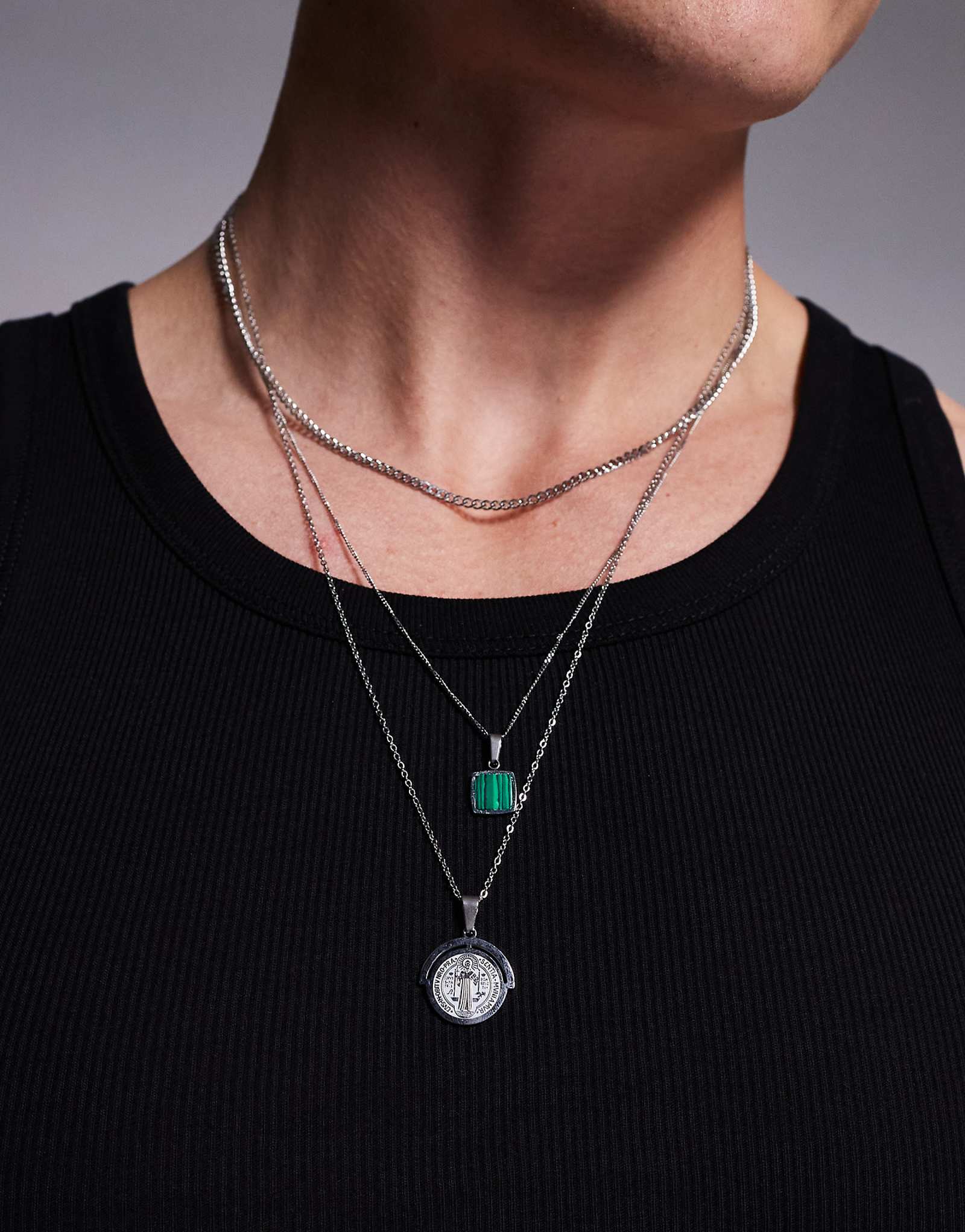 ASOS DESIGN 3 упаковки водонепроницаемого ожерелья из нержавеющей стали с подвижной подвеской серебристого оттенка 5690₽