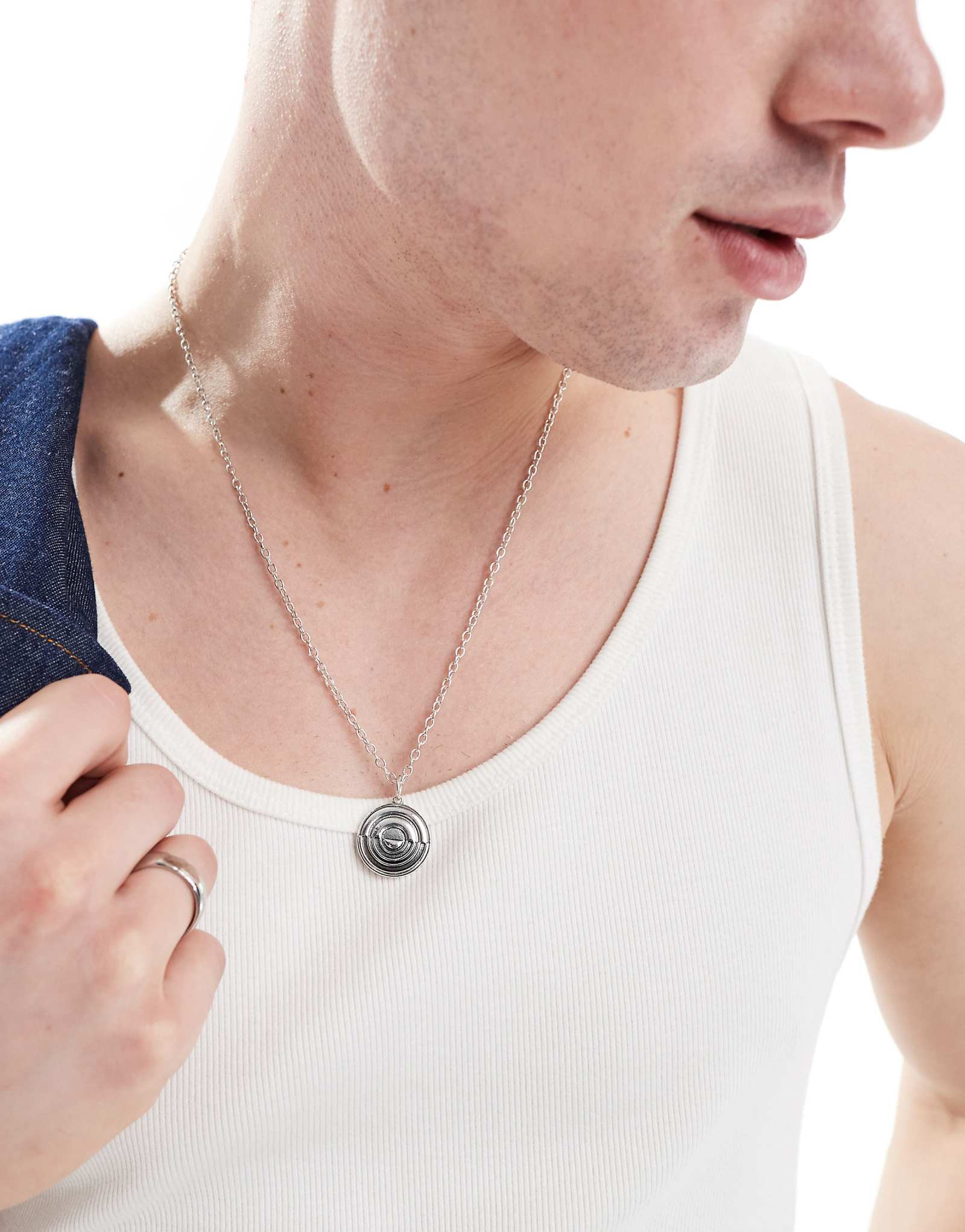 ДИЗАЙНЕРСКОЕ колье ASOS с подвеской в виде круга серебристого оттенка 2090₽