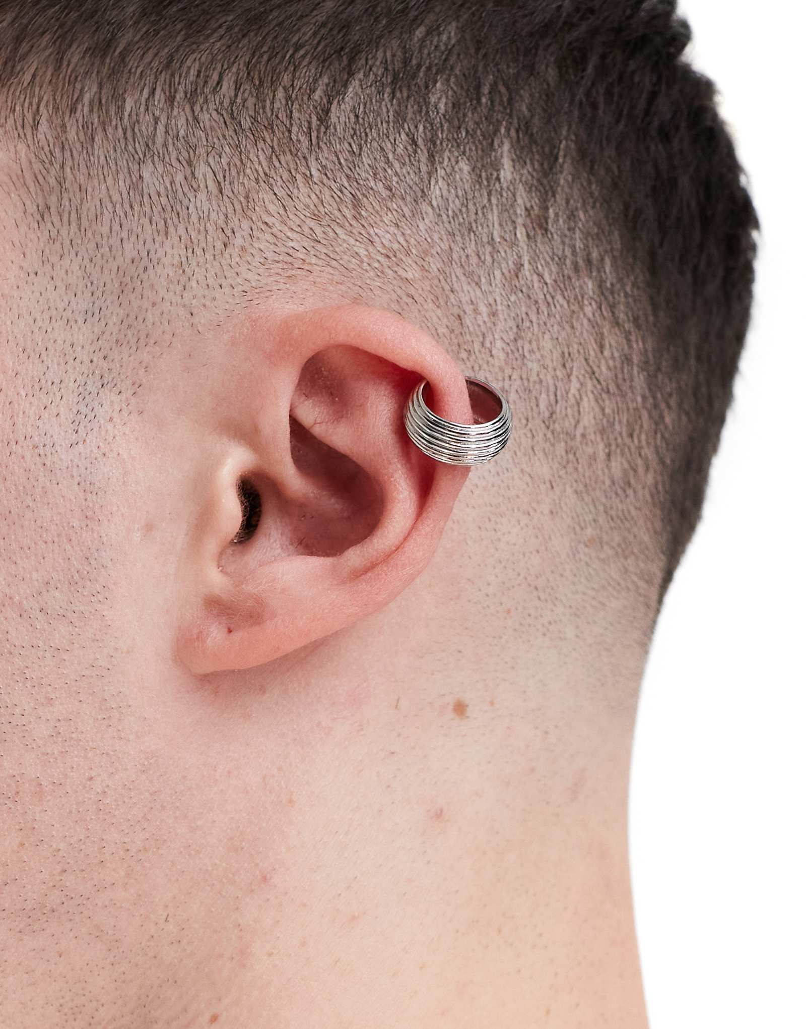 Манжета для ушей в рубчик серебристого оттенка с дизайном ASOS DESIGN 2190₽