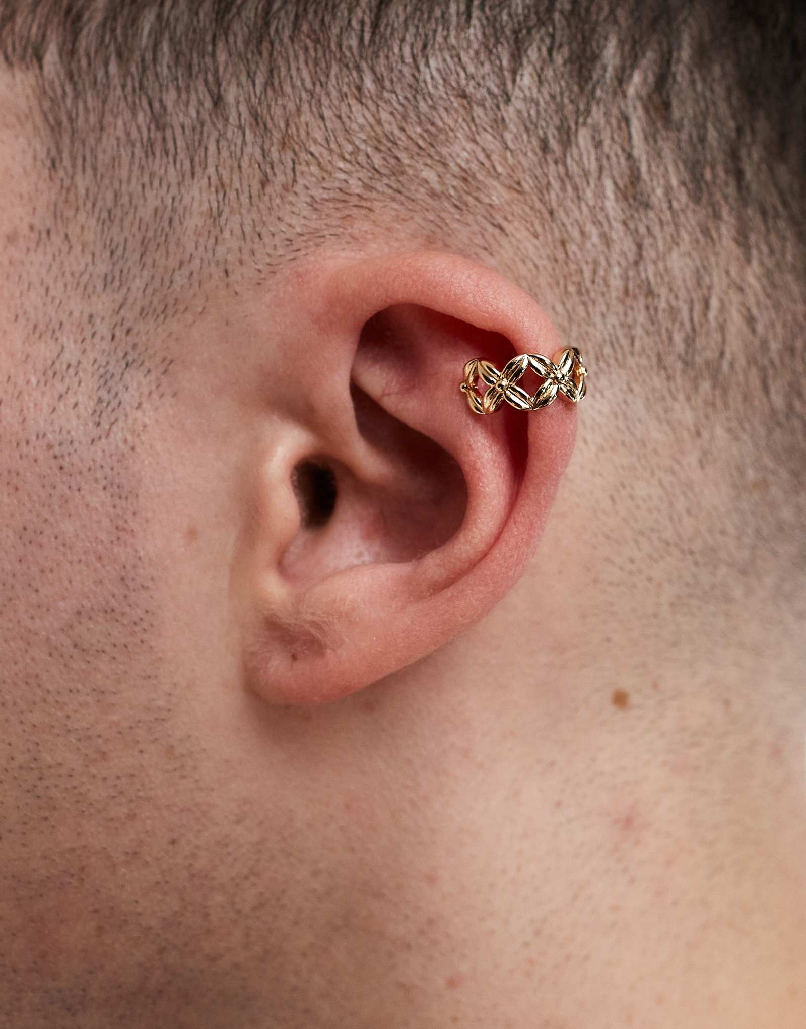 Золотистая манжета для ушей с узором ASOS DESIGN украшенная тесьмой 2190₽