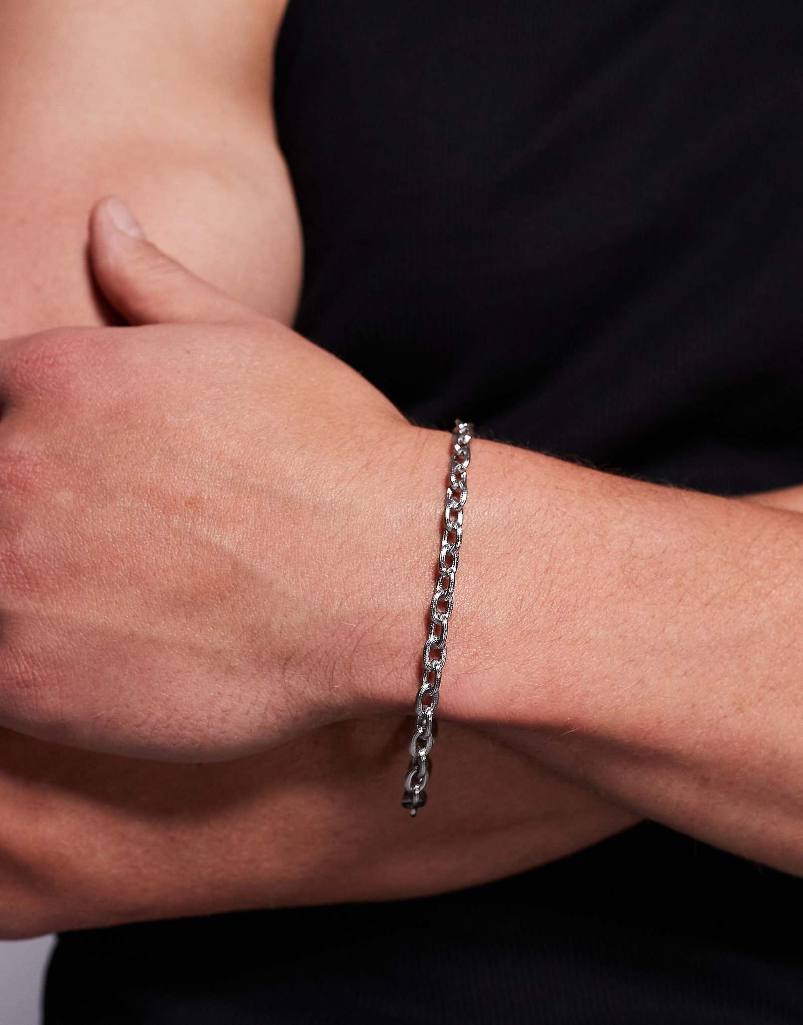 ДИЗАЙН ASOS водонепроницаемый браслет-цепочка с овальным звеном из нержавеющей стали серебристого оттенка 2790₽