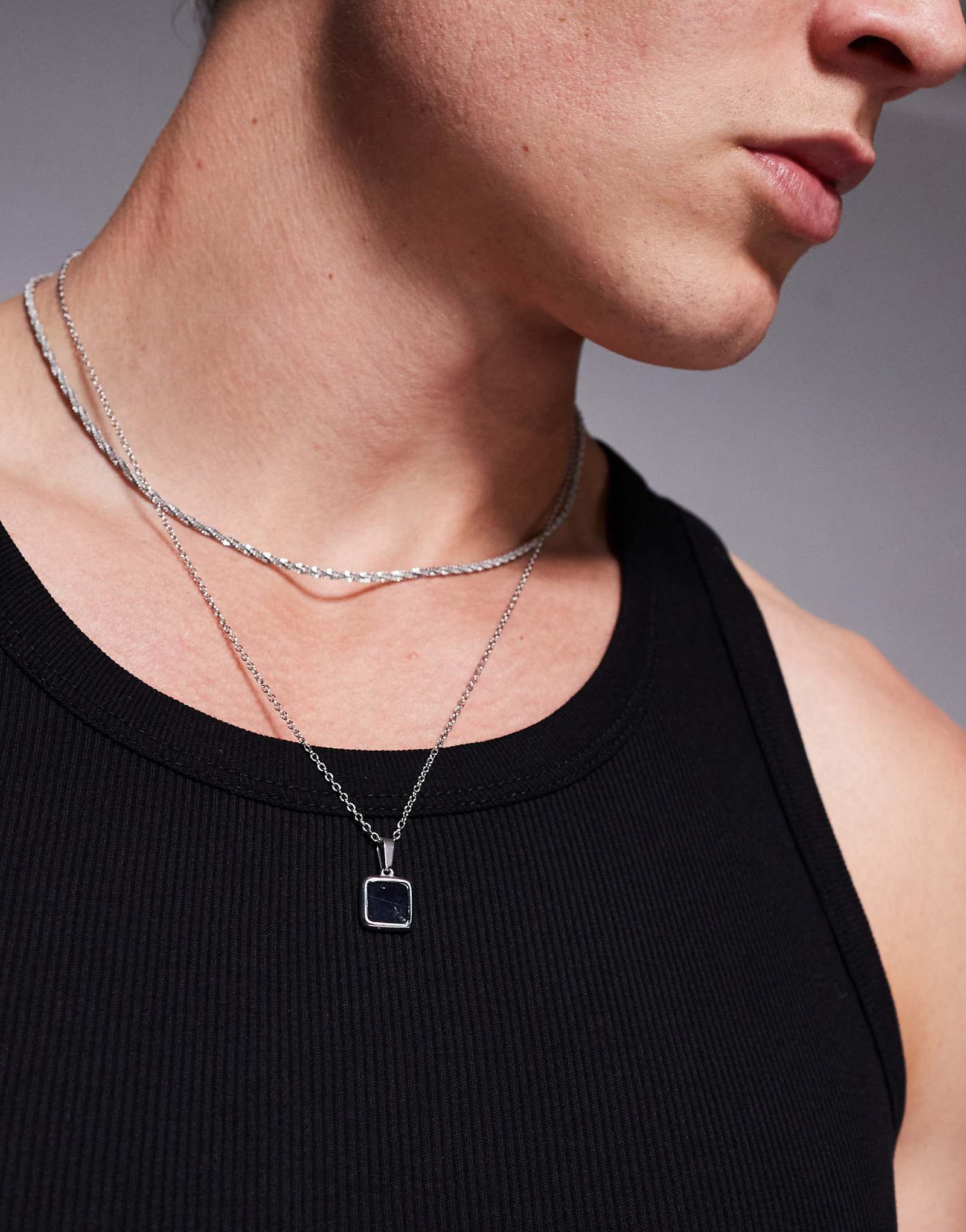 ASOS DESIGN 2 упаковки водонепроницаемого ожерелья из нержавеющей стали с черным квадратным кулоном серебристого оттенка 4990₽