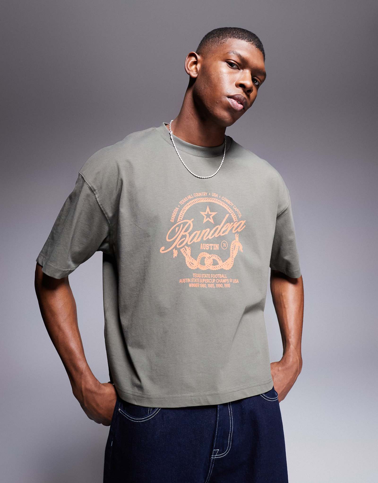 ДИЗАЙНЕРСКАЯ футболка свободного кроя ASOS с рисунком в стиле вестерн цвета хаки 3490₽