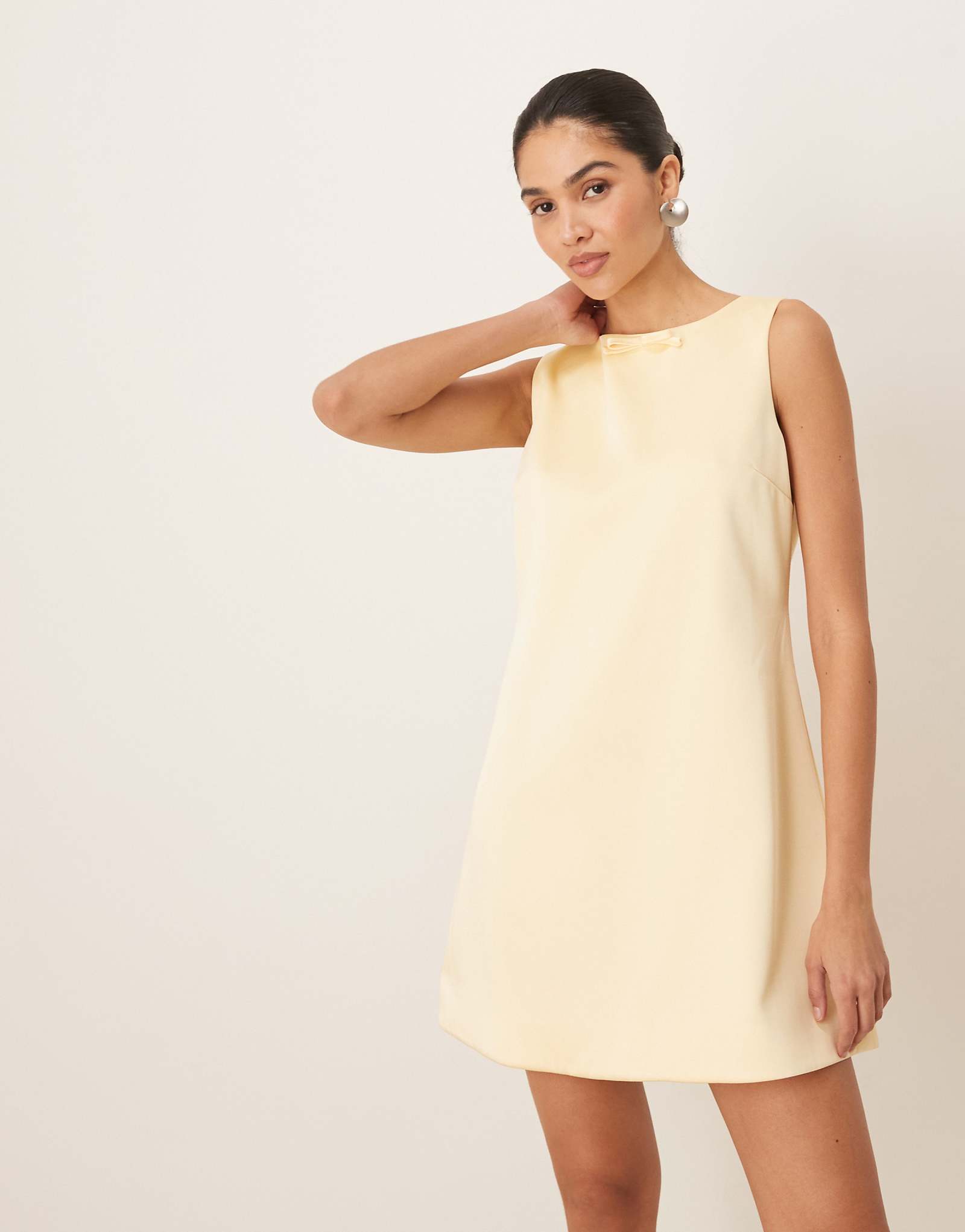 Атласное мини-платье-сорочка из шести этажей лимонного цвета 27990₽