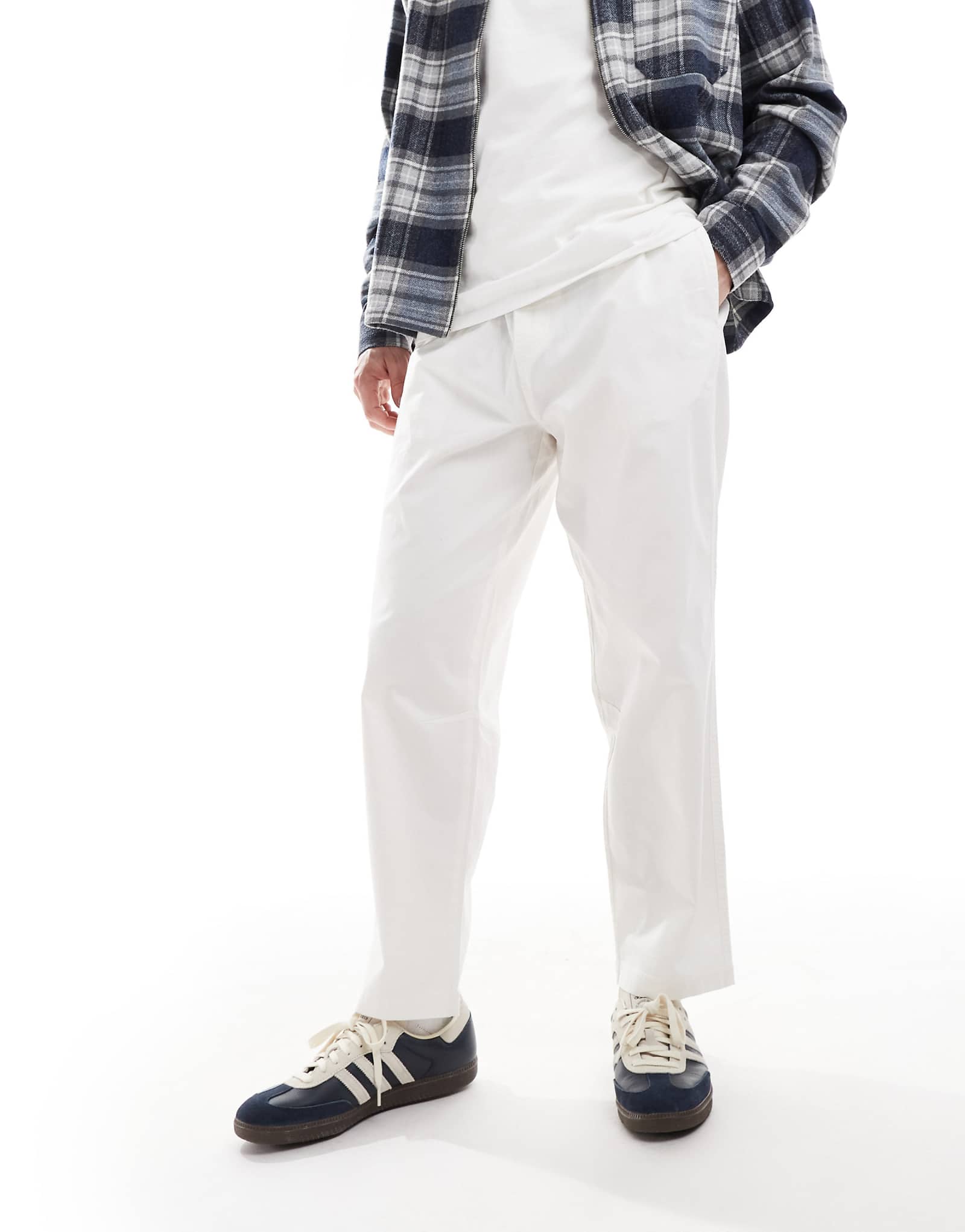 Брюки с прямыми штанинами Pull-Bear белого цвета 6490₽