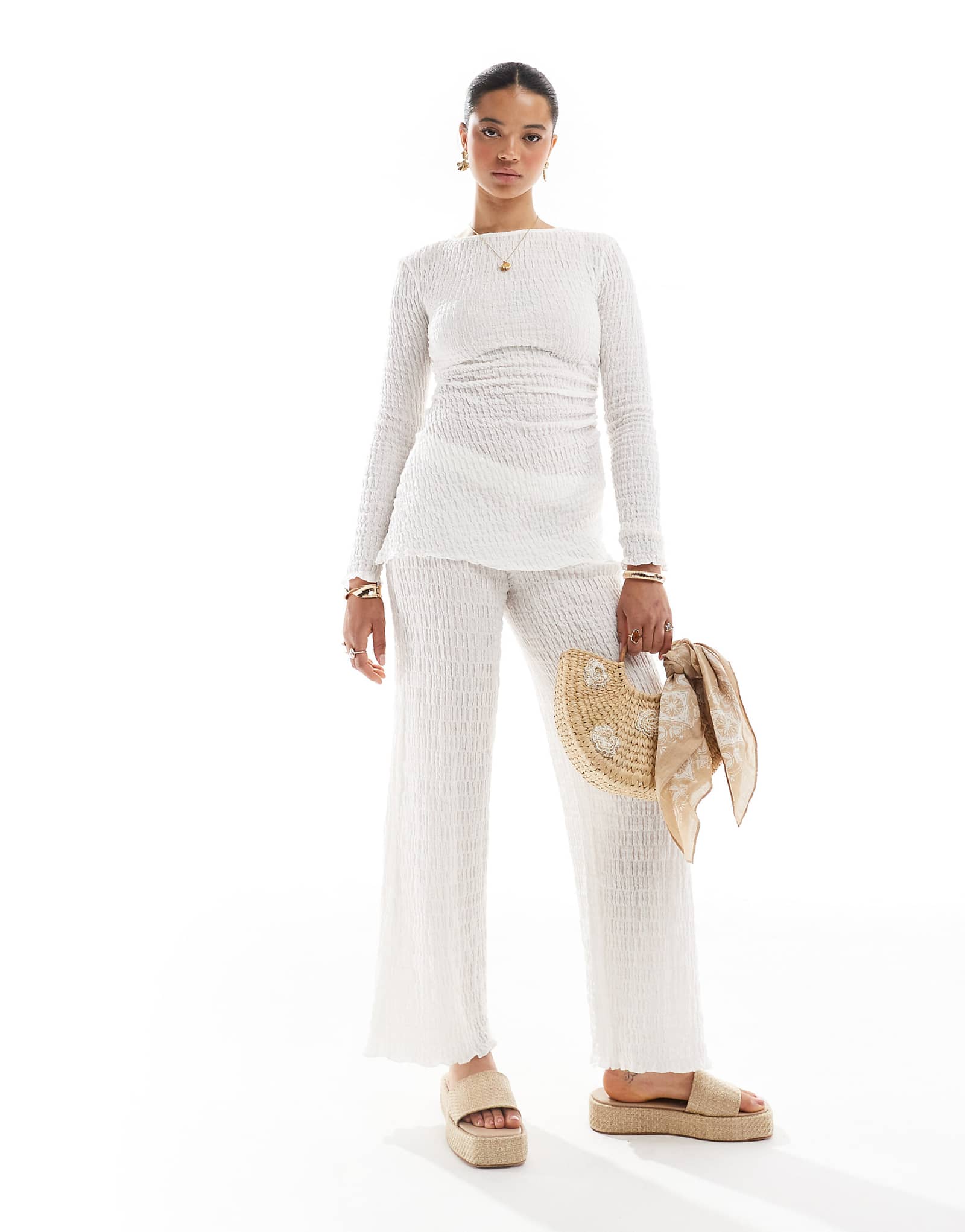 Широкие брюки с фактурой Pull-Bear цвета экрю - часть комплекта 1990₽