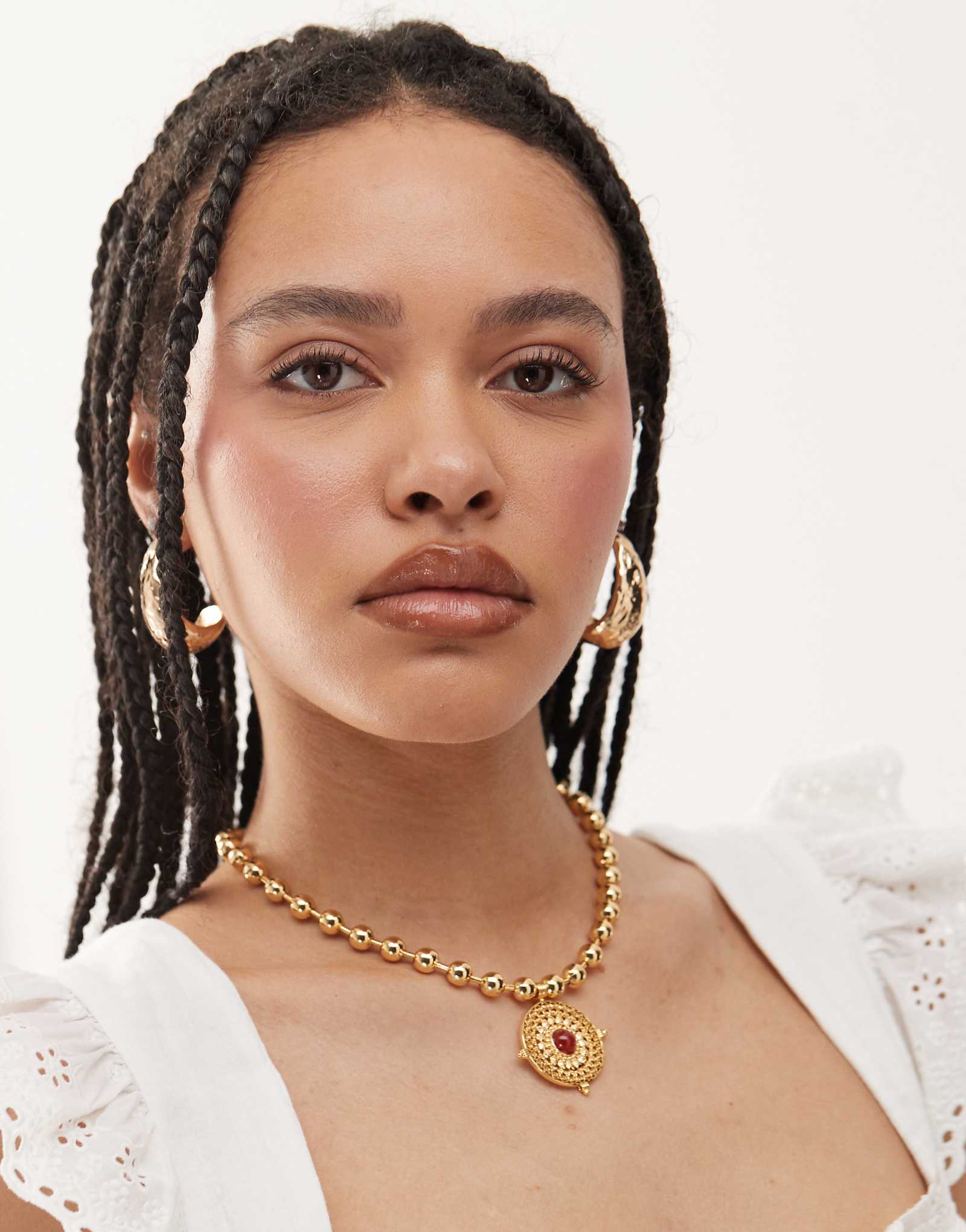 В пути колье из бисера solar pulse с позолотой 18 карат, украшенное подвеской в виде монеты и красным камнем сердолик