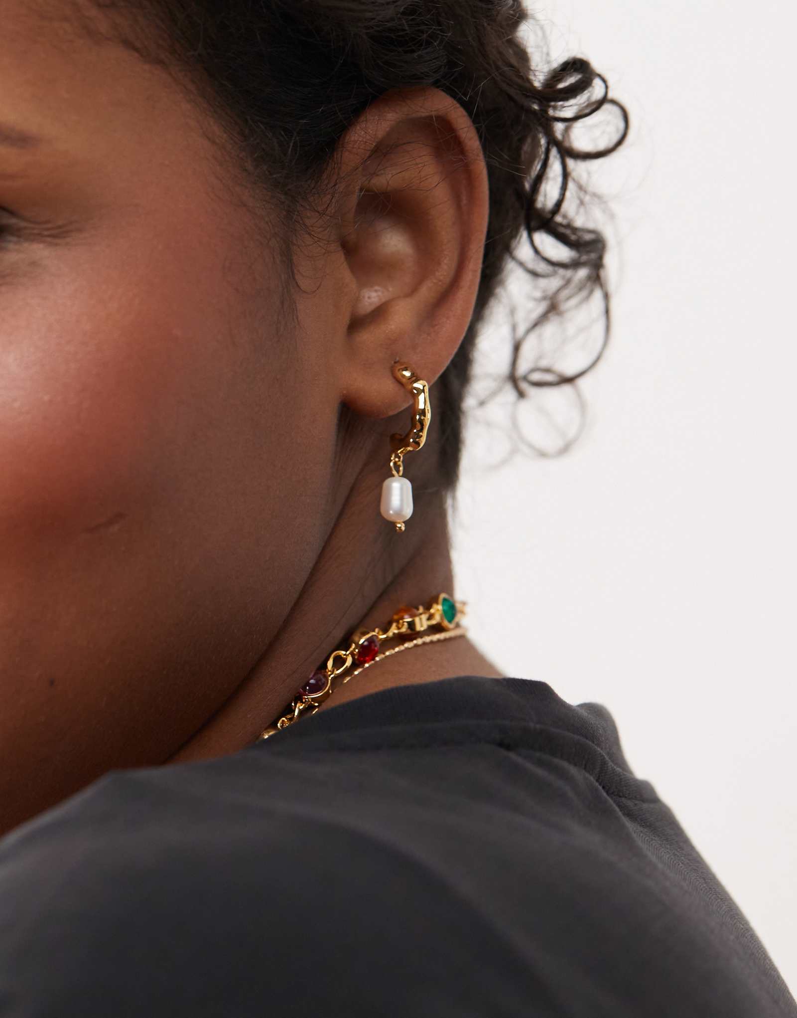 Серьги-кольца essential huggie с покрытием из 18-каратного золота En Route с подвесками из искусственного жемчуга