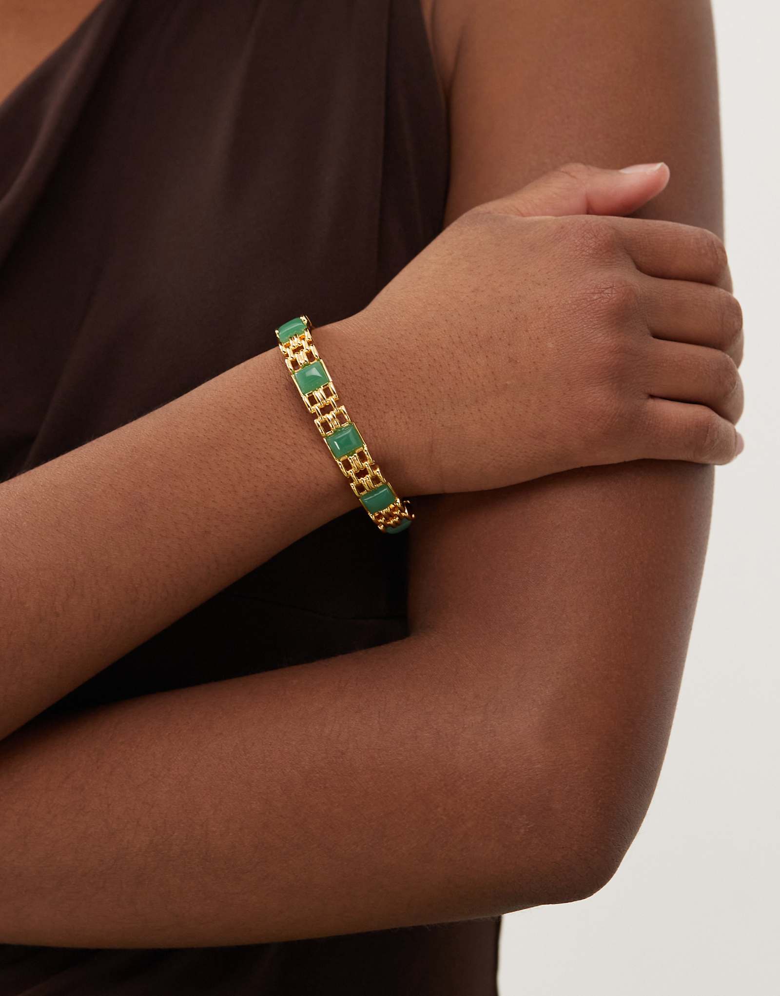 Браслет-манжета esmerelda из 18-каратного золота En Route с изумрудными камнями