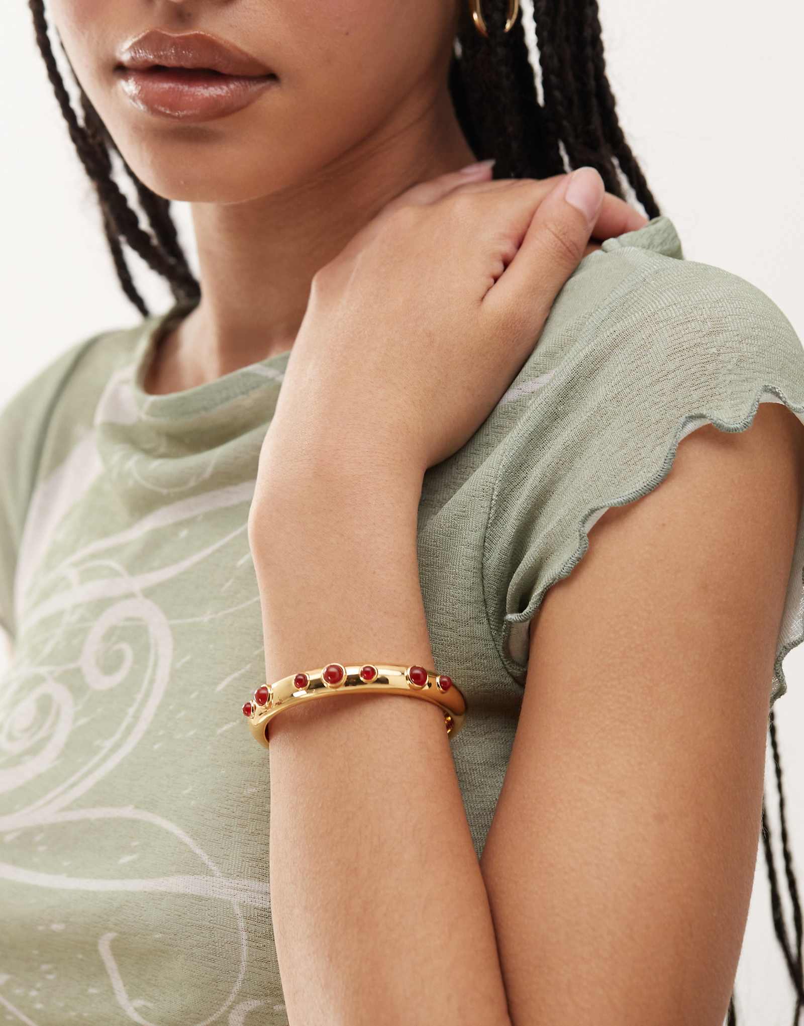 Браслет-манжета En Route ruby kiss из 18-каратного золота с красными сердоликами 9990₽