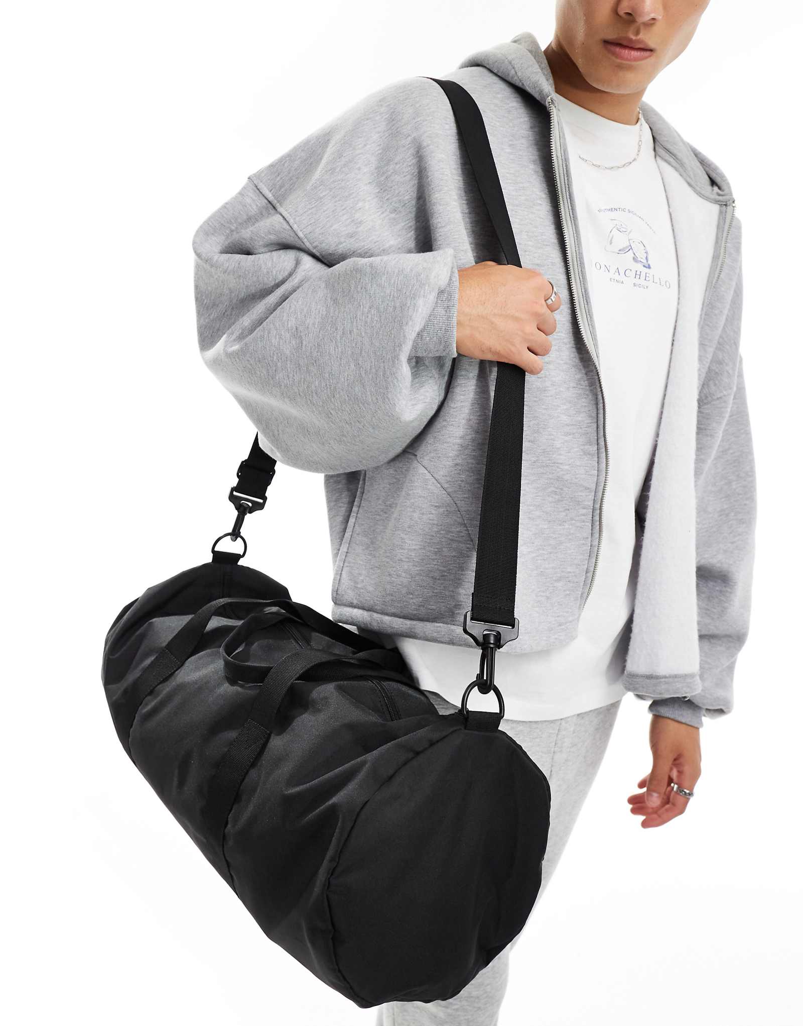 ДИЗАЙНЕРСКАЯ сумка-футляр выходного дня ASOS с контрастным съемником черного цвета 6090₽