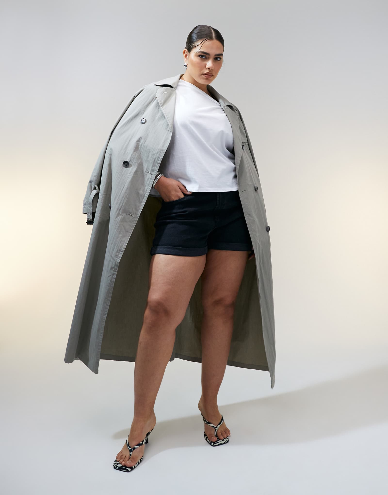 КОРОТКАЯ джинсовая куртка ASOS DESIGN Curve comfort mom черного цвета выполненная в стираном стиле 2090₽