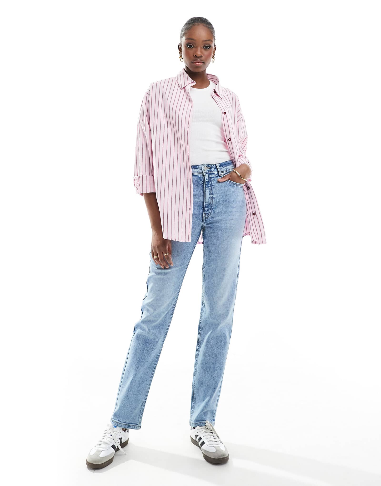 ДИЗАЙНЕРСКИЕ джинсы ASOS Tall slim fit comfort mom среднего синего цвета 6090₽