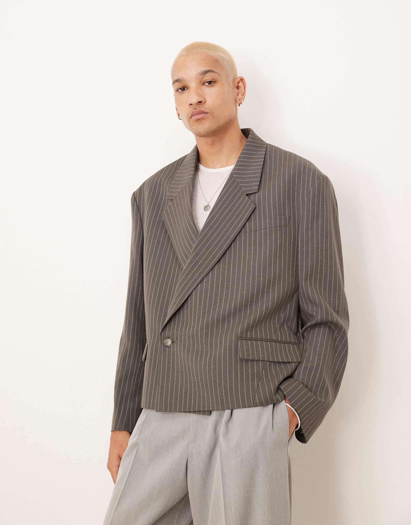 ДИЗАЙНЕРСКИЙ двубортный укороченный блейзер extreme oversize в серую полоску от ASOS DESIGN 15590₽