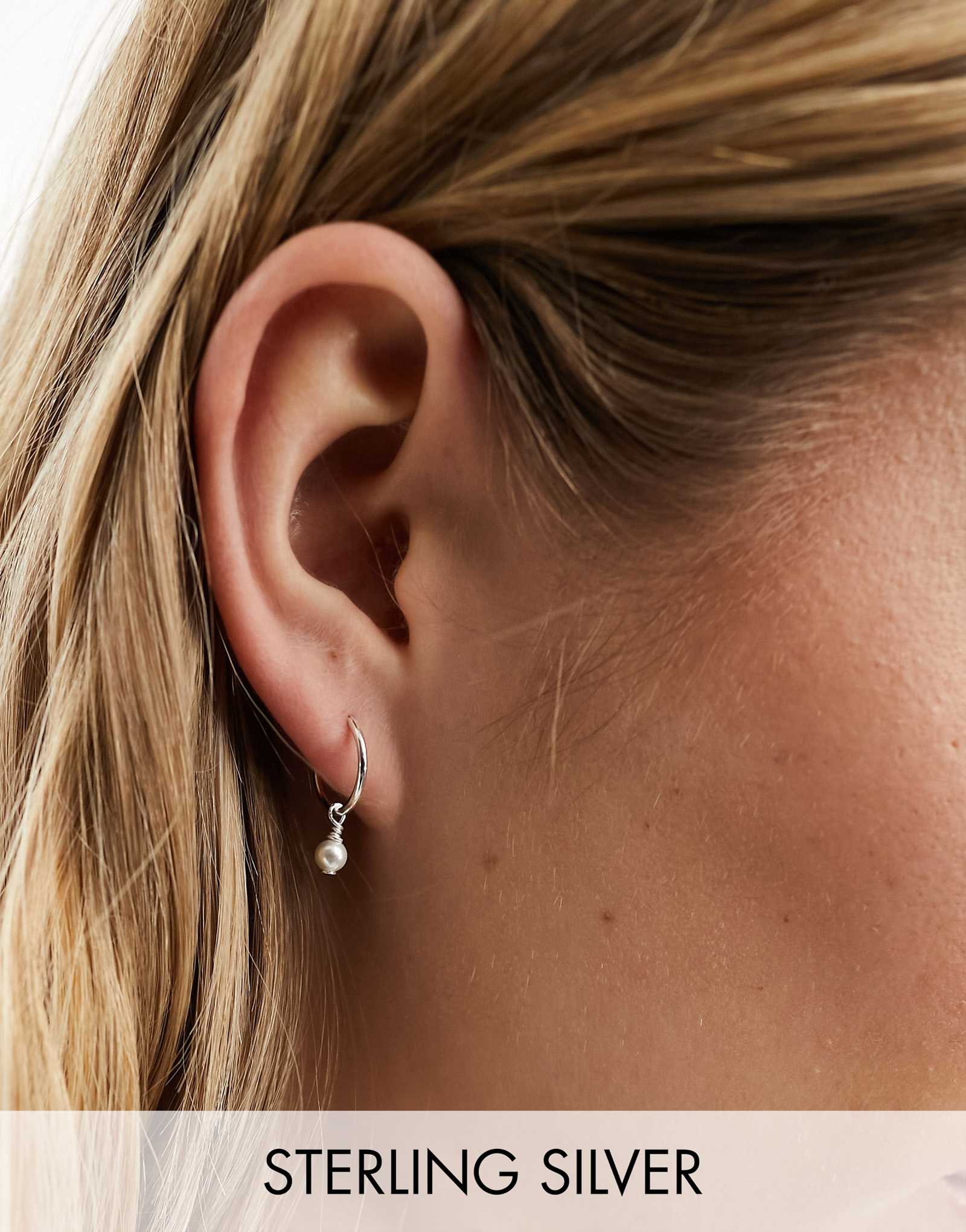 Серьги-кольца из стерлингового серебра Kingsley Ryan с жемчужным шармом 2790₽