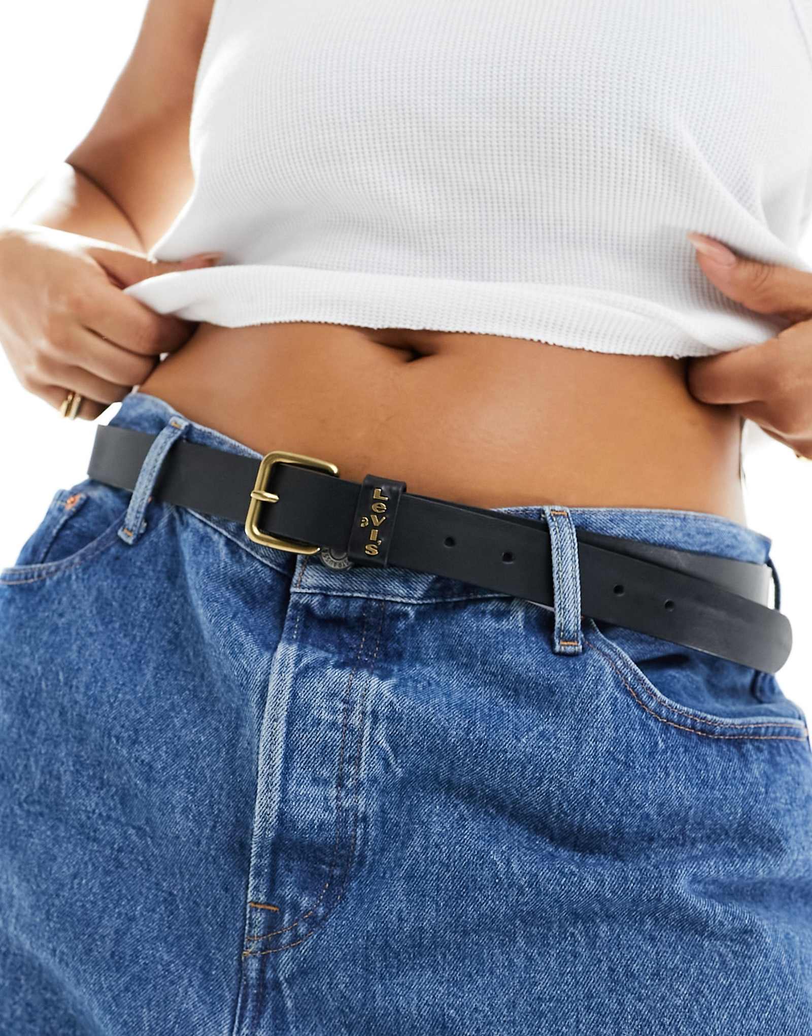 Кожаный ремень Levis Calypso Plus черного цвета с золотой пряжкой 8790₽