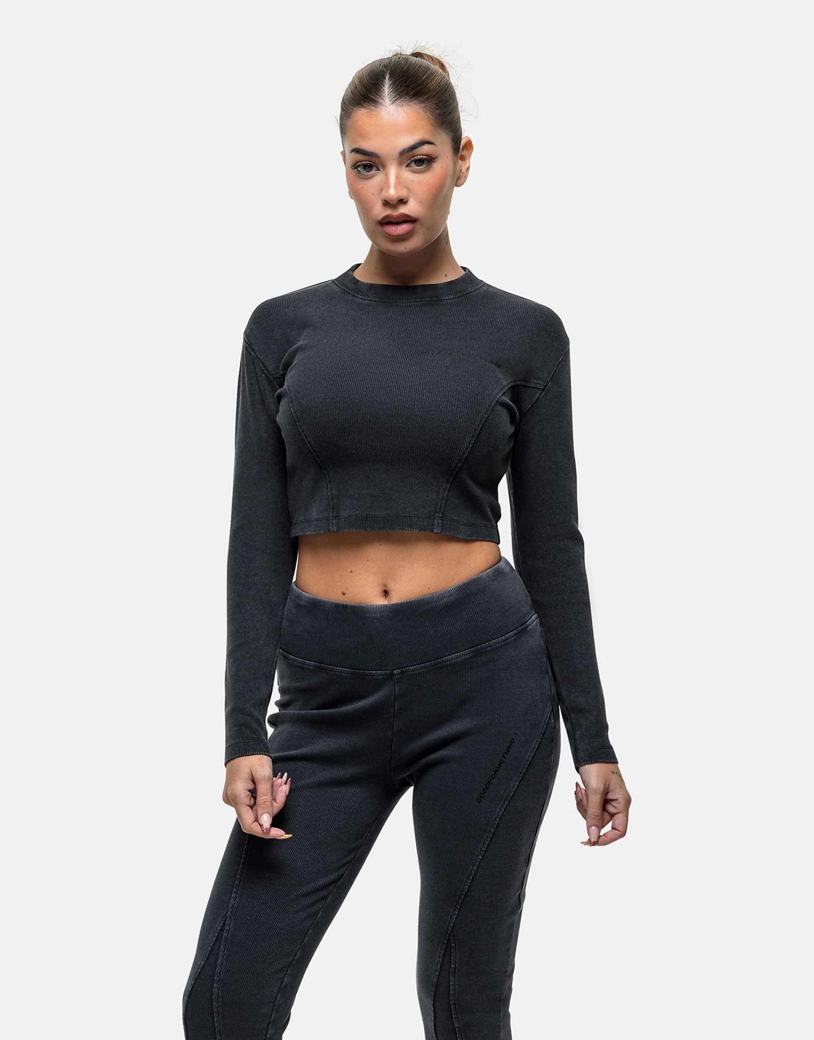 Ни на что не годный топ с длинными рукавами и открытыми швами, выцветший на солнце, черный, постиранный