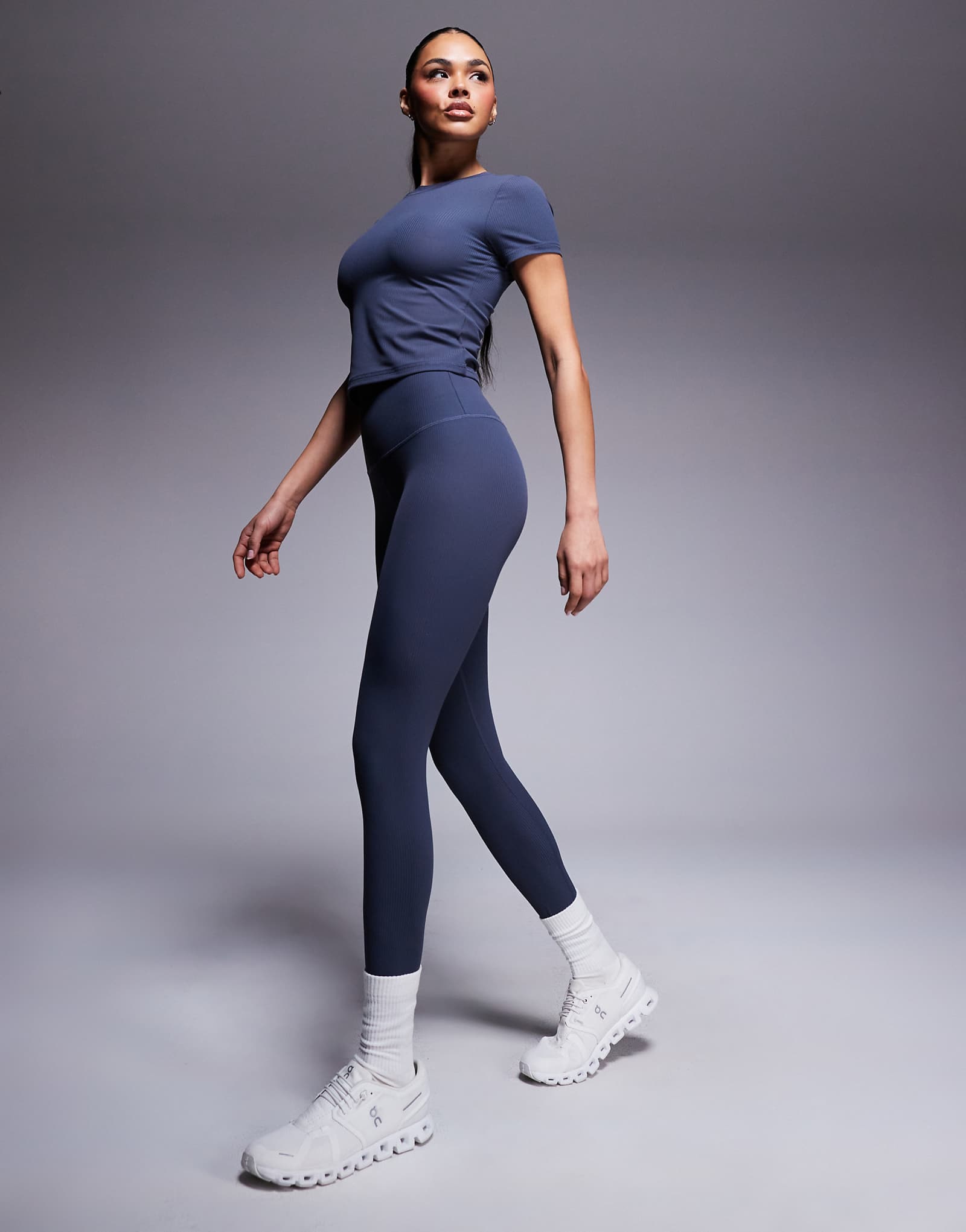 4505 спортивные леггинсы из мягкого трикотажа в рубчик с высокой талией серо-голубого цвета 4090₽