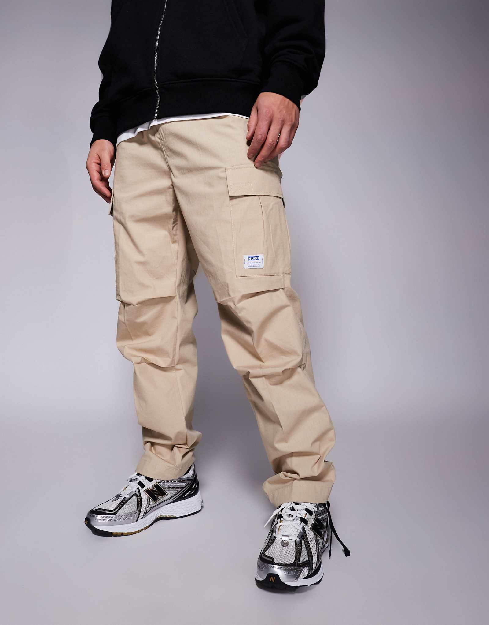 Брюки-карго HUGO Blue Gadic бежевого цвета 21090₽