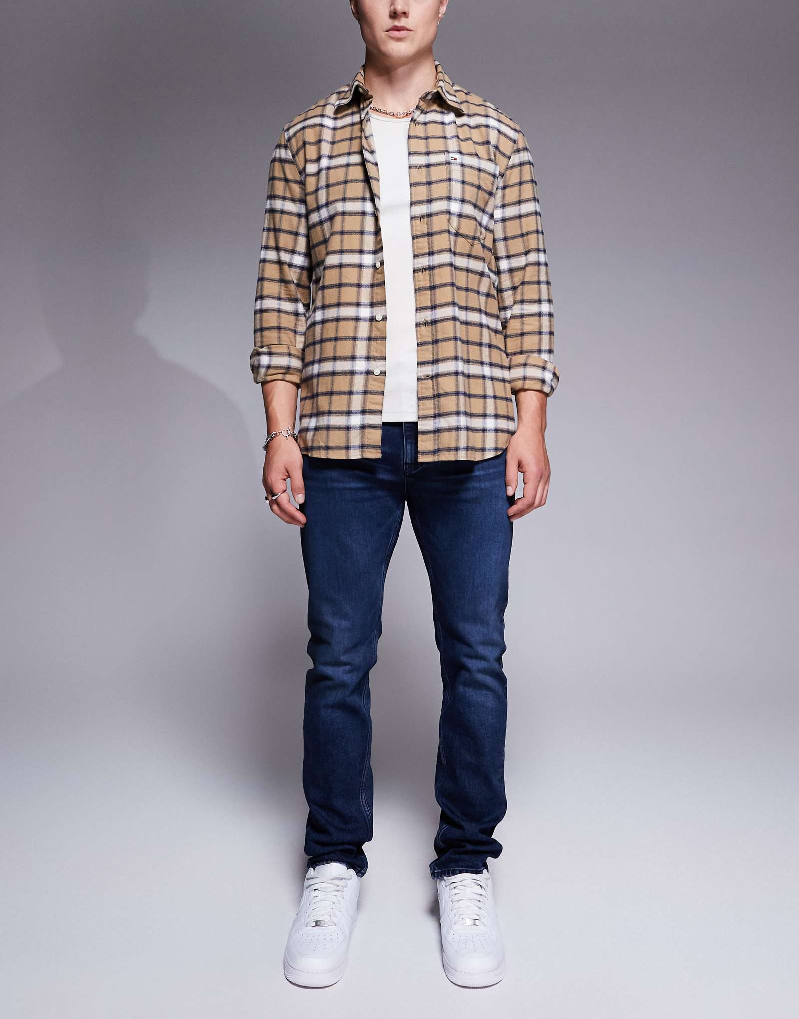 Джинсы HUGO Red 708 зауженного кроя темно-синего цвета 28190₽