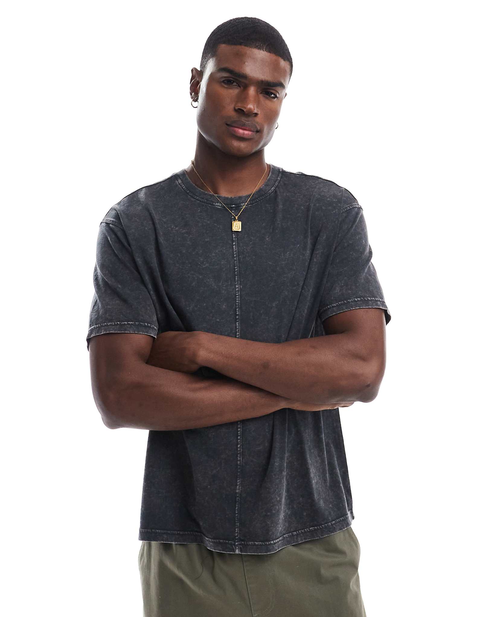 Еще одно влияние кислотной стирки на детали шва футболки цвета древесного угля 5290₽