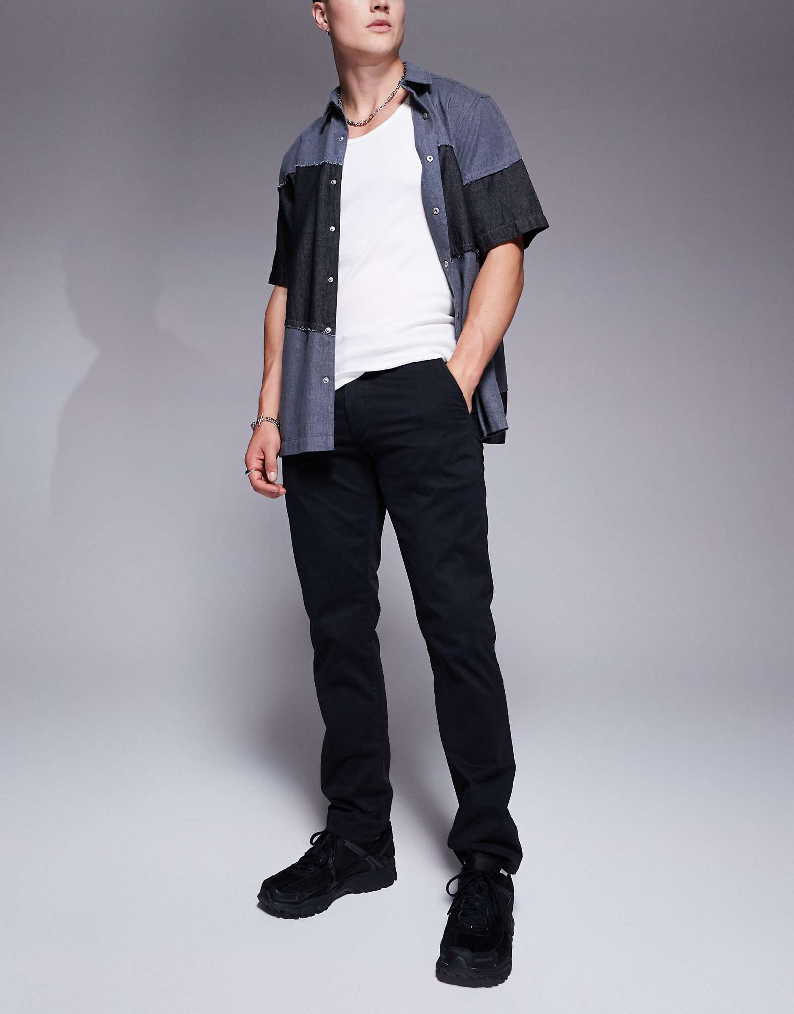 Хлопчатобумажные брюки BOSS Orange Chino черного цвета зауженного кроя 18790₽