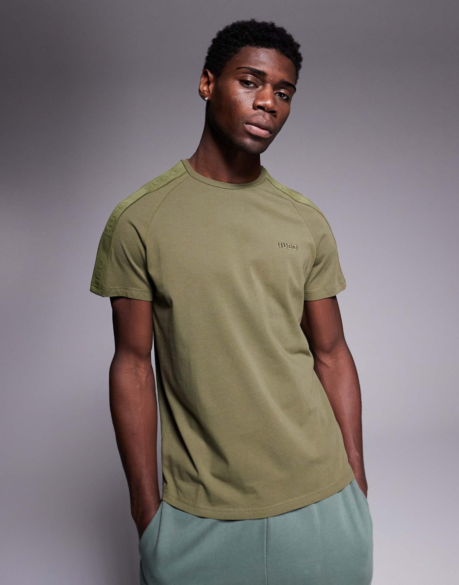 Футболка с логотипом HUGO Bodywear темно-зеленого цвета в тон 9090₽