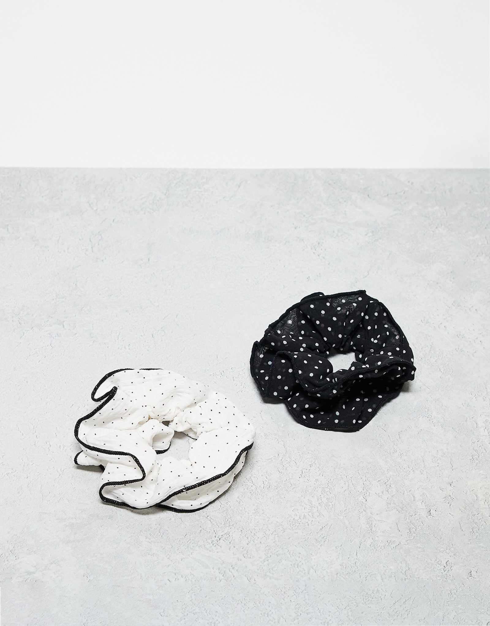 Дополните резинку для волос из органзы в горошек 2-мя черно-белыми вставками 3990₽