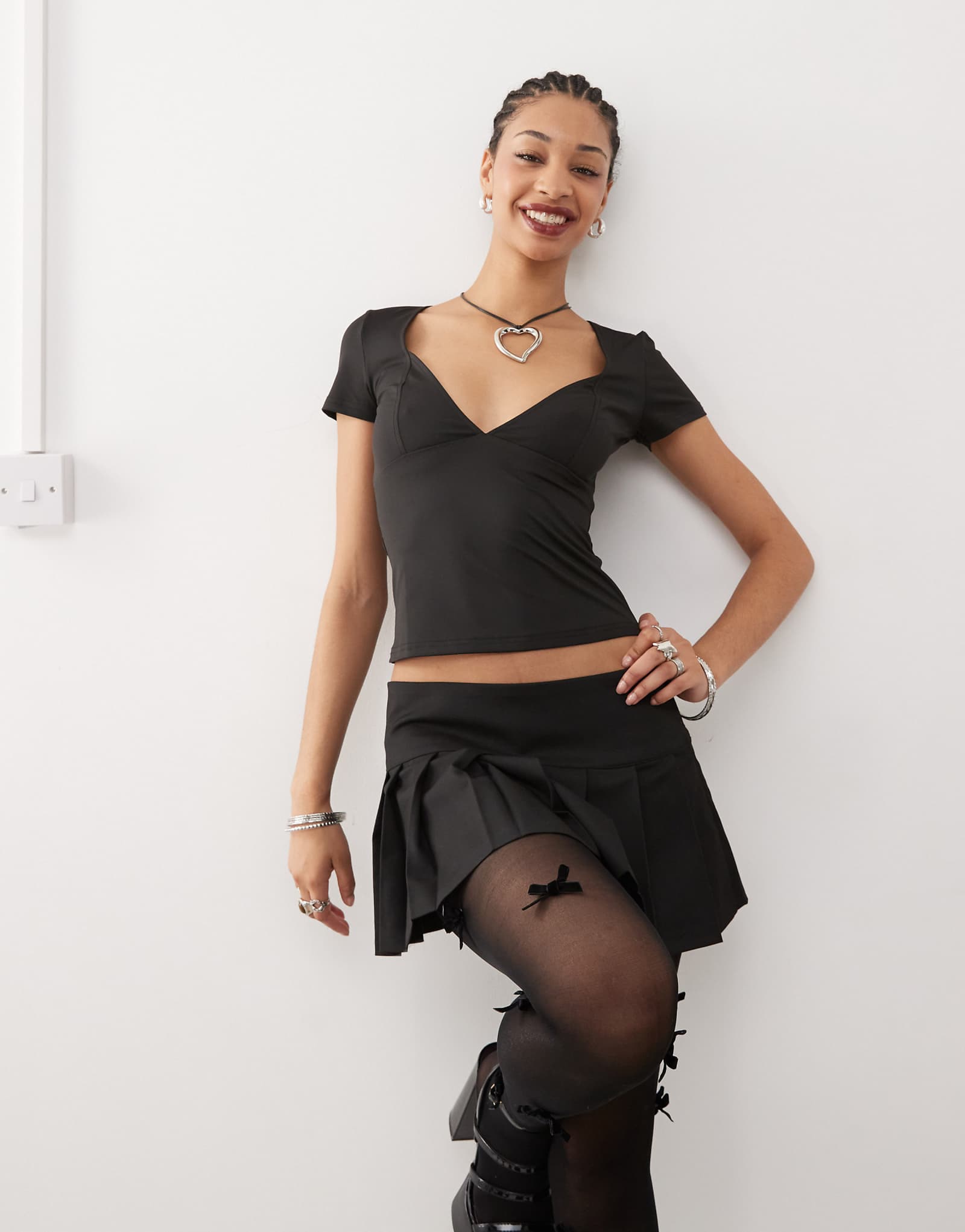 Облегающий топ с v-образным вырезом черного цвета с эдиктом