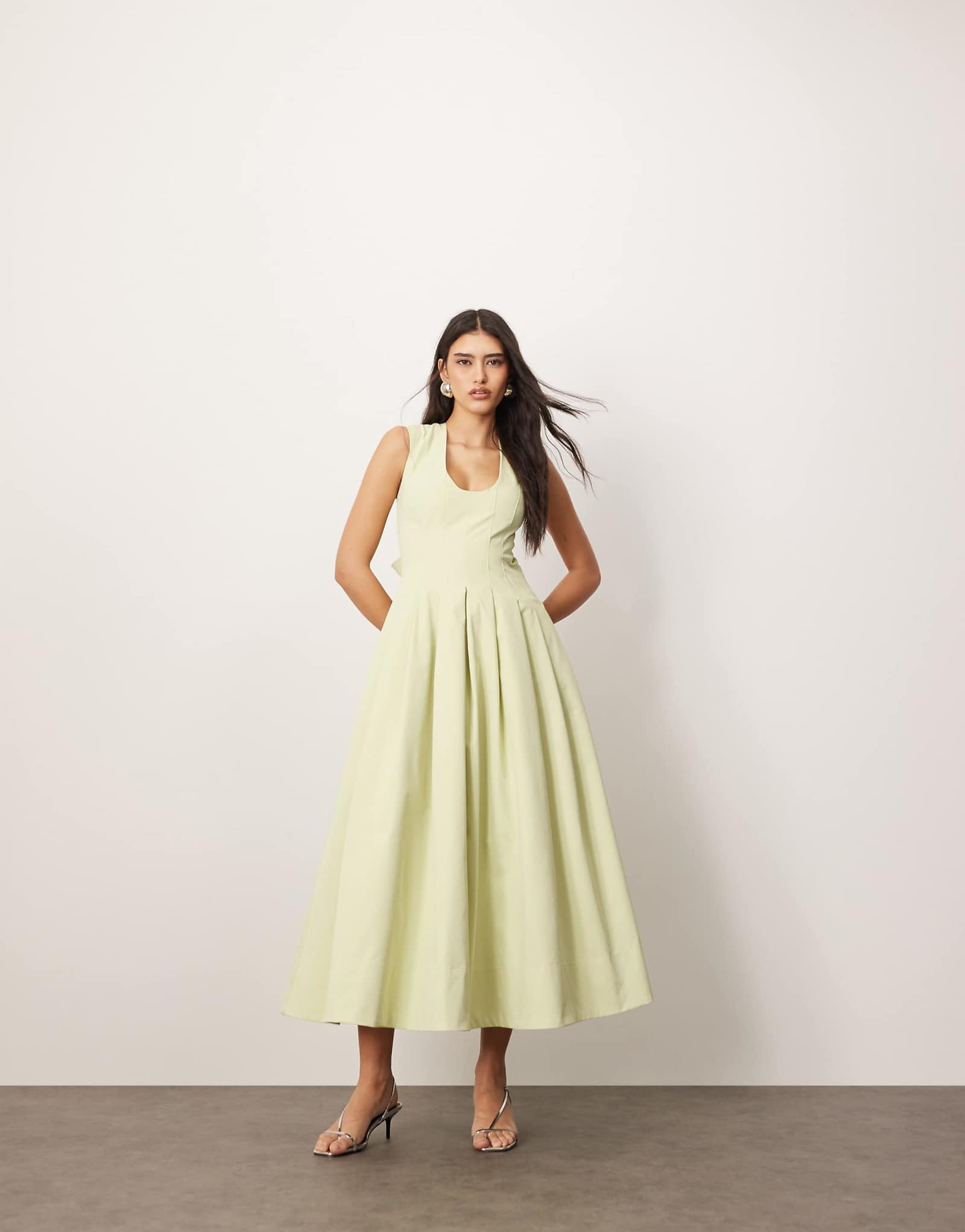 ОФОРМИТЕ структурированное платье миди с глубоким вырезом и петельками фисташково-зеленого цвета 17090₽