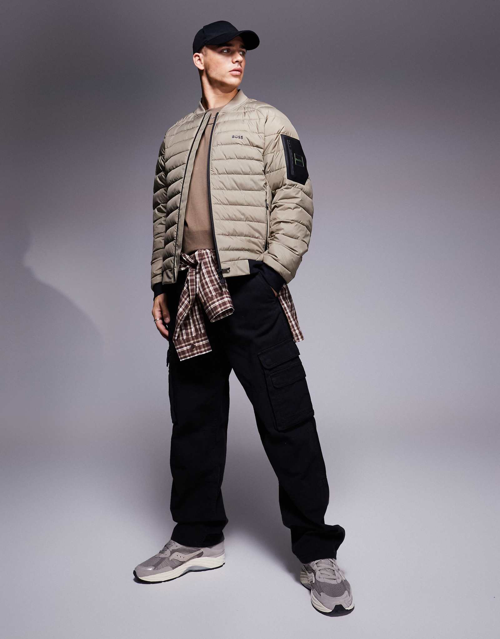 Легкая пуховая куртка-бомбер BOSS Green Ordos средне-зеленого цвета 53690₽