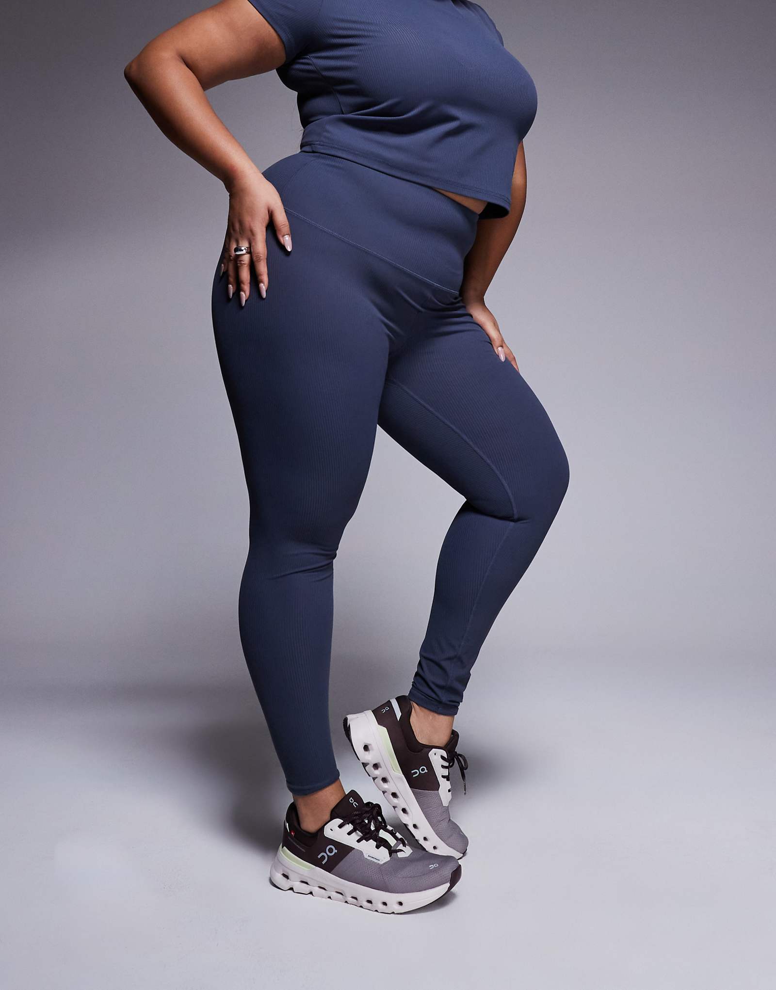 4505 Спортивные леггинсы Curve soft touch с завышенной талией в рубчик сероголубого цвета 4090₽