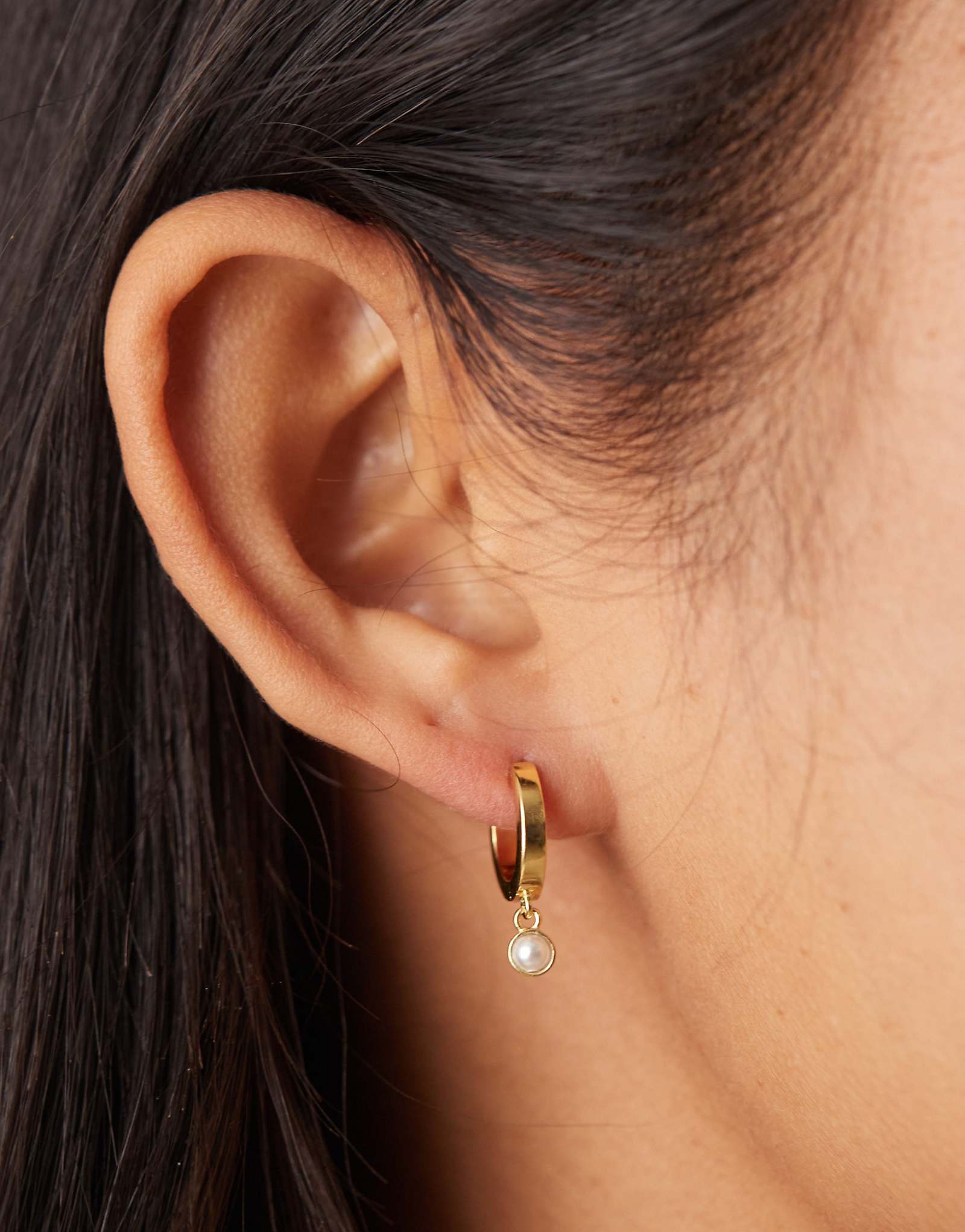 Серьги-кольца с искусственным жемчугом Daisy London из латуни с позолотой 18 карат