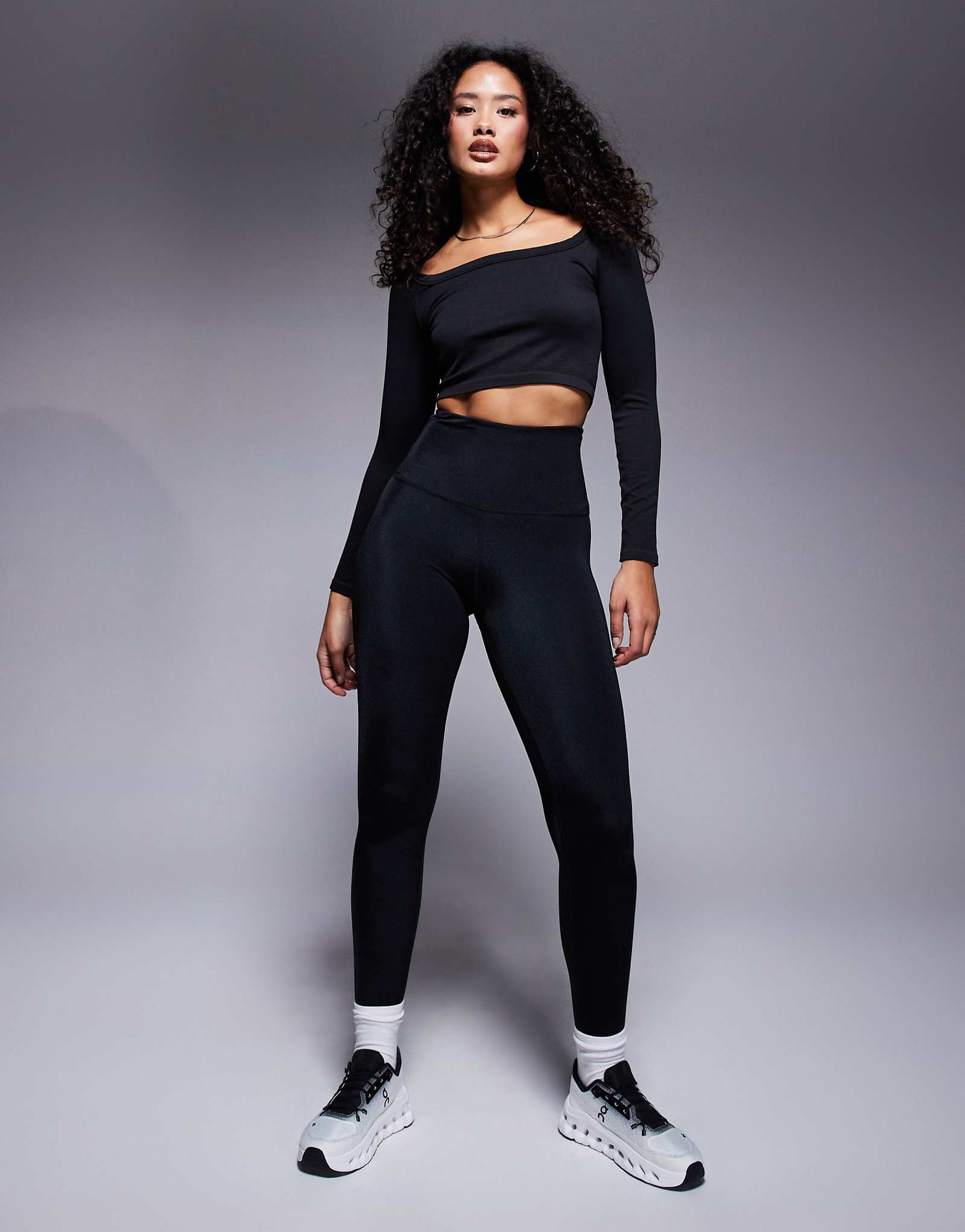 4505 Спортивные леггинсы Hourglass Icon bum sculpt с внутренним карманом черного цвета с высоким блеском 4290₽