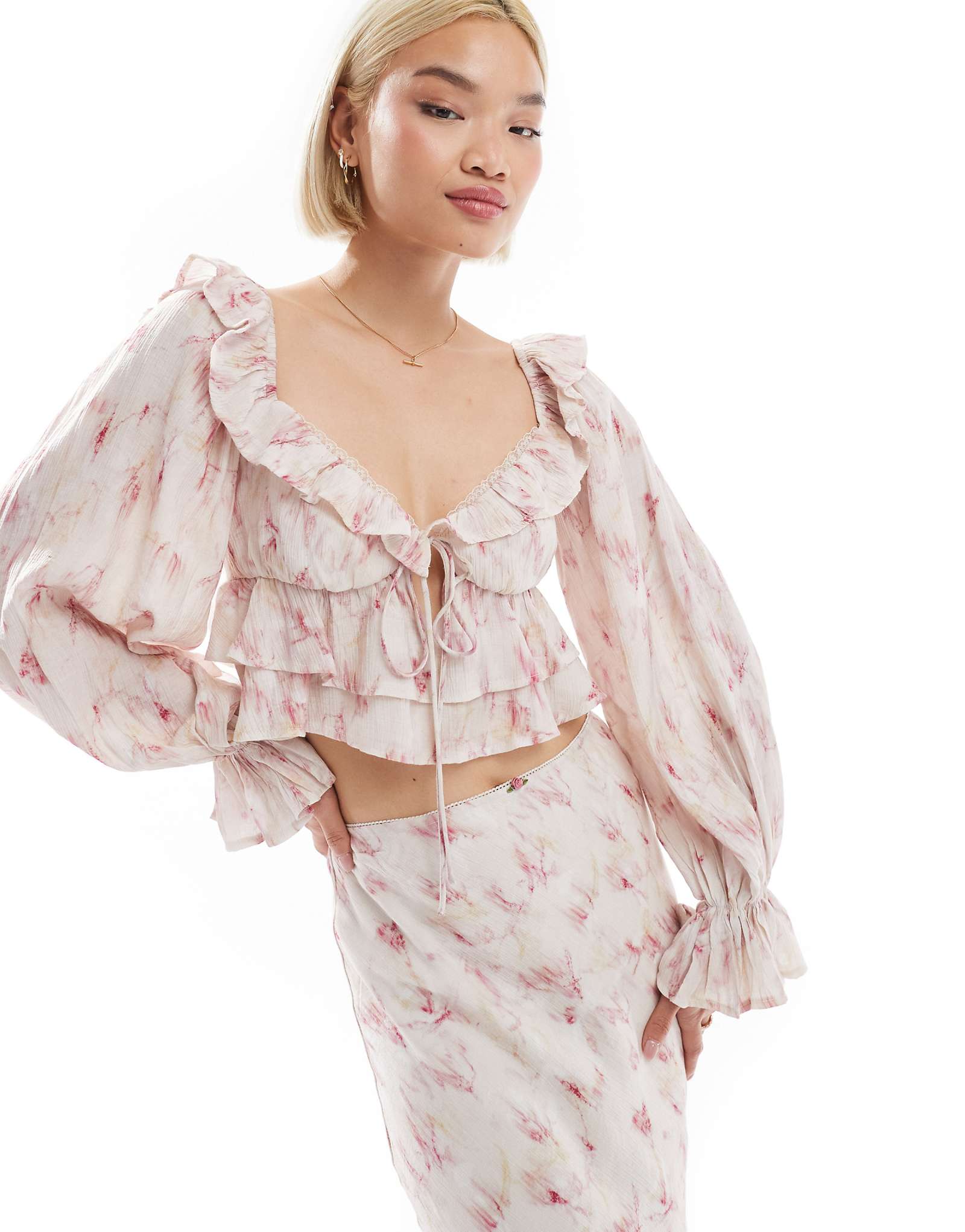 Укороченный топ с оборками в виде любовного треугольника с размытым принтом - часть комплекта