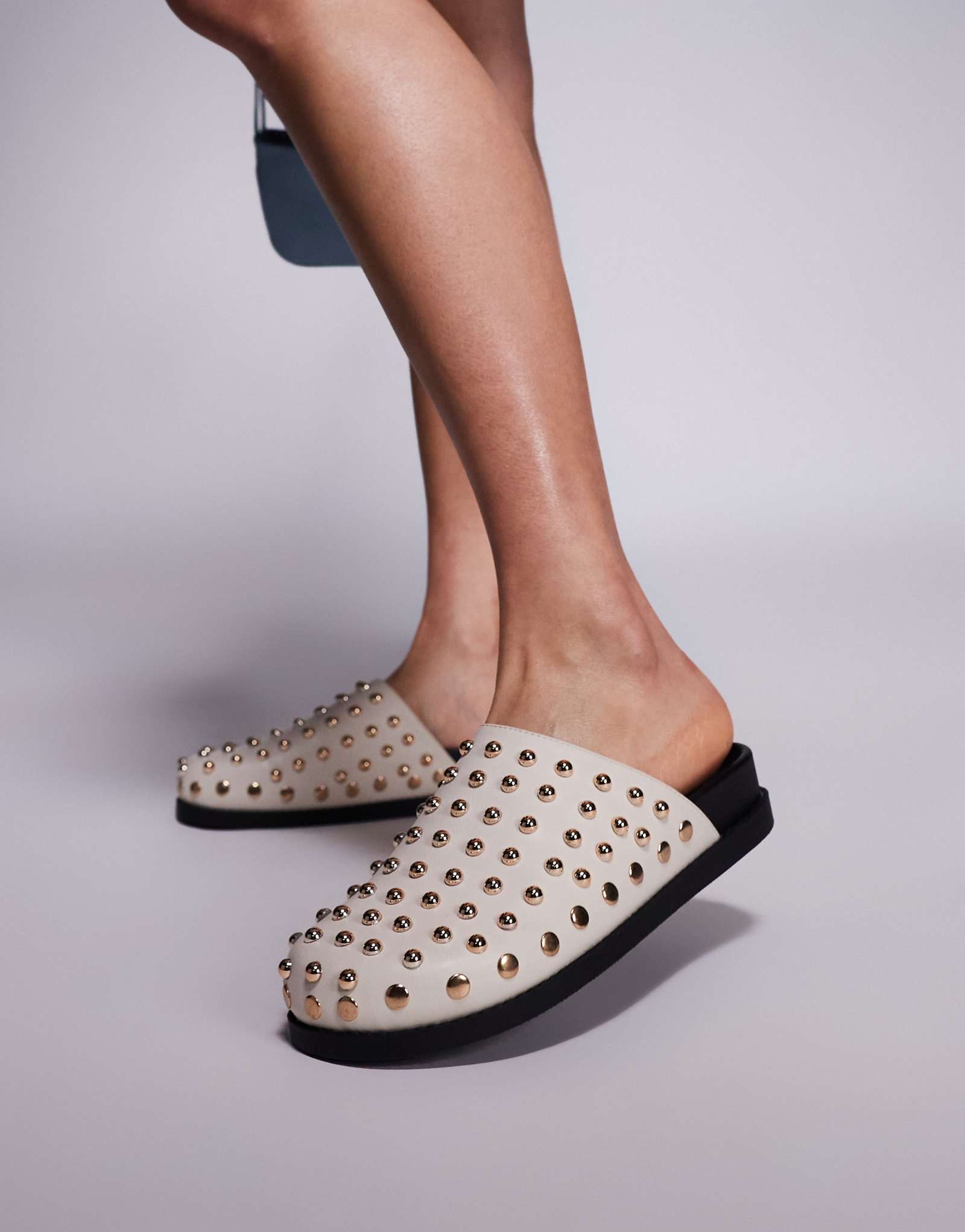 Бежевые шлепанцы с шипами Azalea Wang Traverse 14290₽