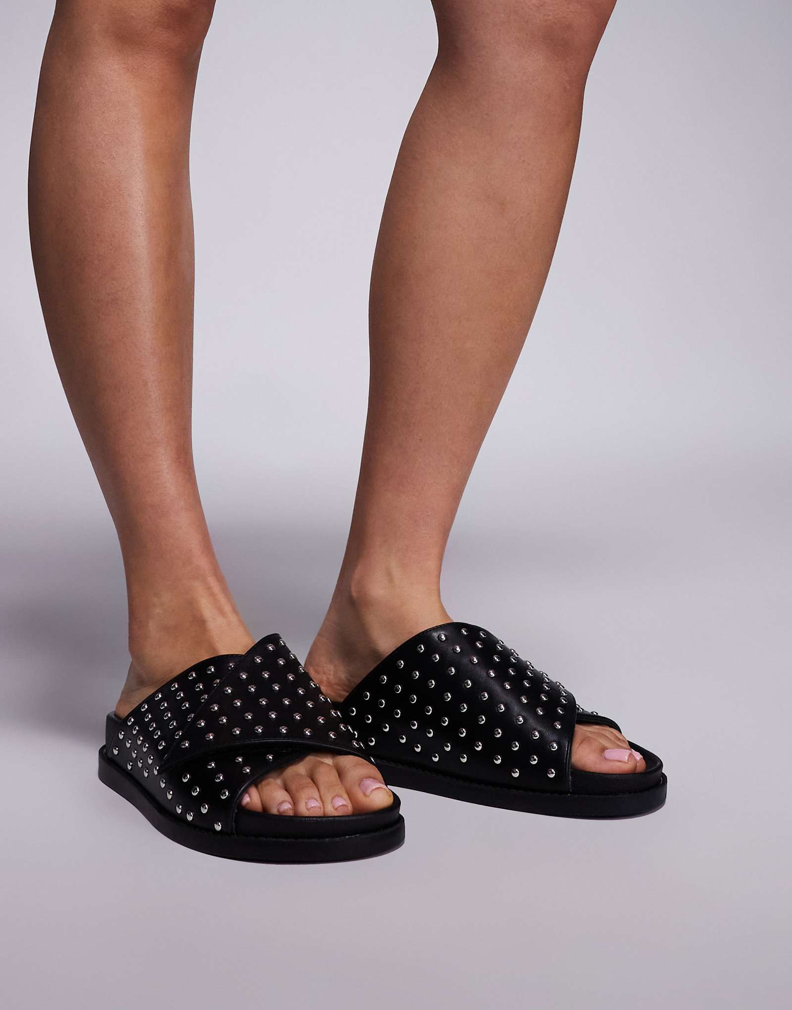 Черные сандалии-кроссоверы Azalea Wang Valdis с заклепками 10090₽