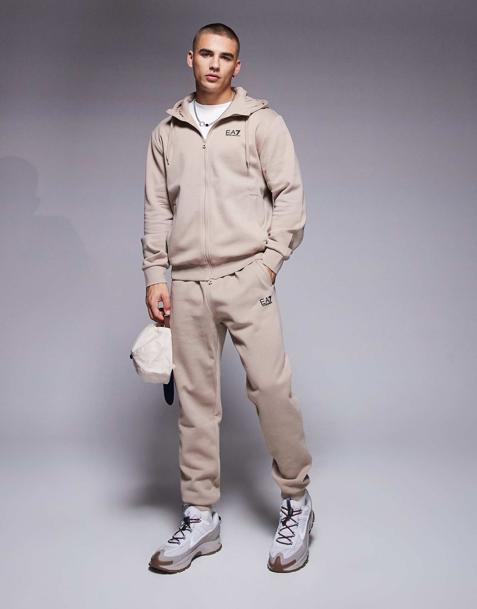 Толстовка с логотипом Armani EA7 на молнии и спортивные брюки бежевого цвета 43790₽