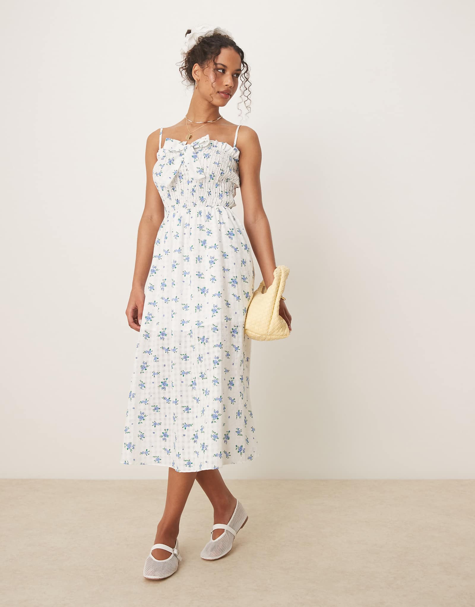 Гламурное макси-платье на тонком ремешке с бантом спереди в голубой цветочек