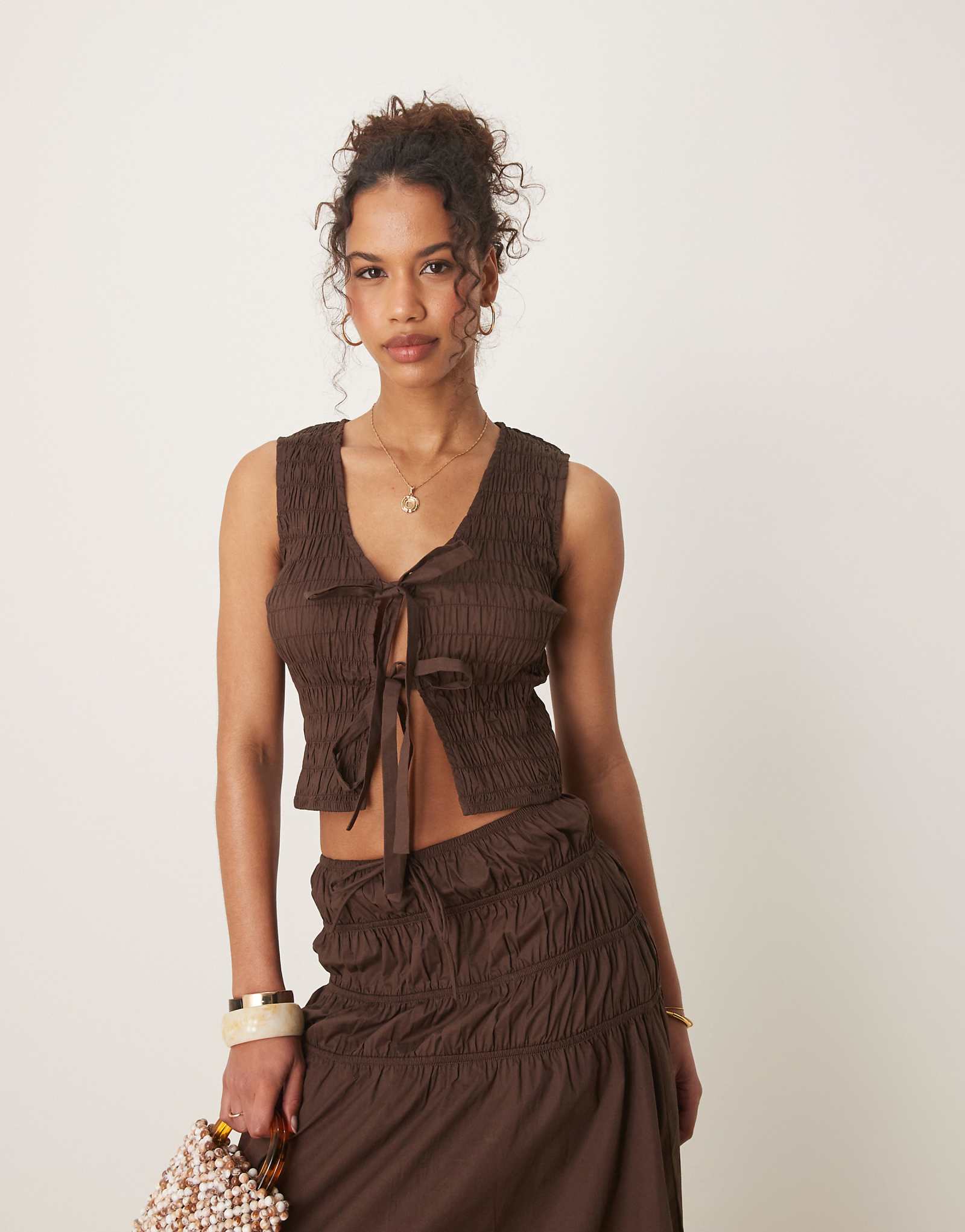 Гламурный коричневый топ с гофрированным галстуком спереди - часть комплекта