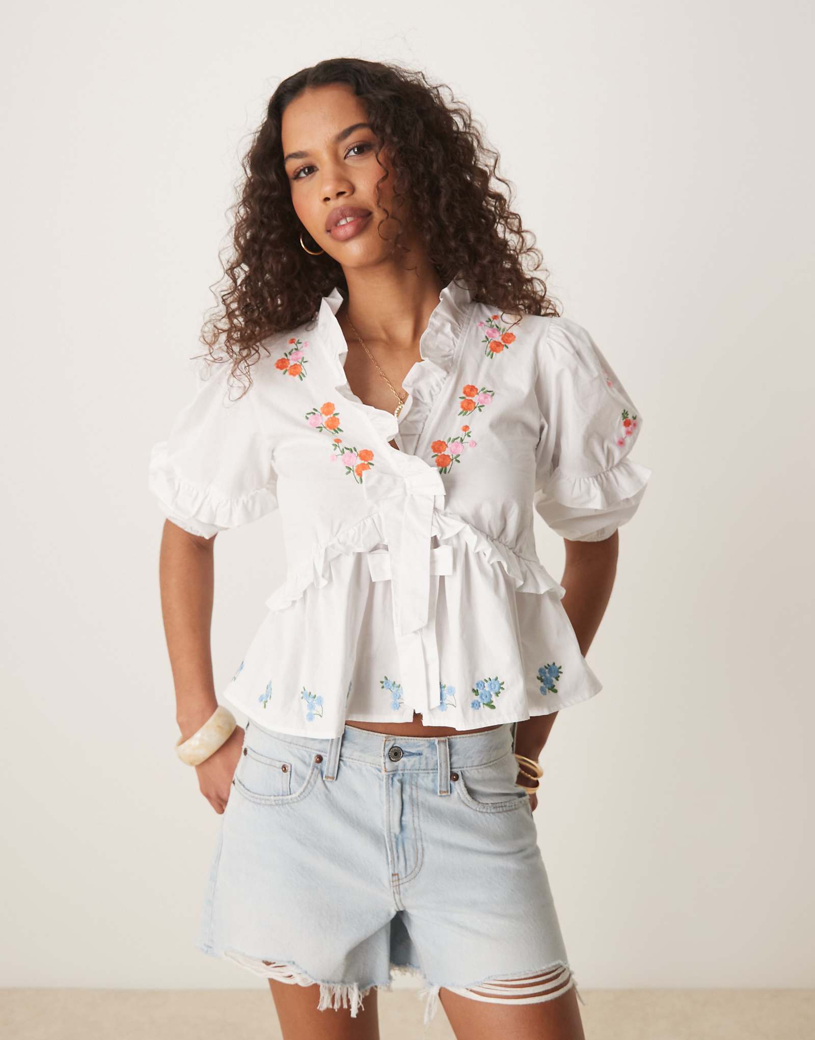 Гламурная блузка в стиле бохо с оборками и цветочной вышивкой белого цвета 9090₽