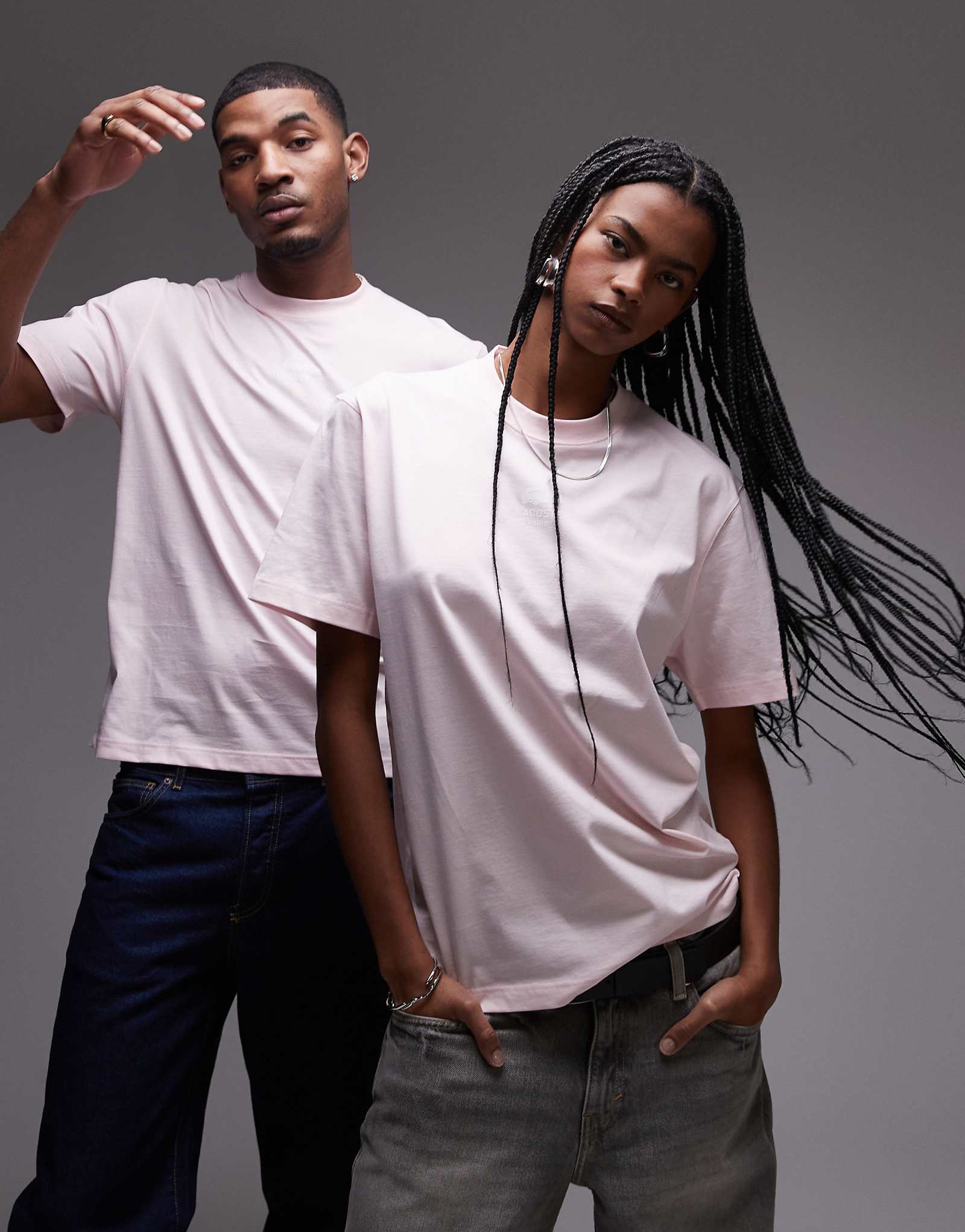 Розовая футболка свободного кроя унисекс от Lacoste с мелким логотипом по центру 11290₽